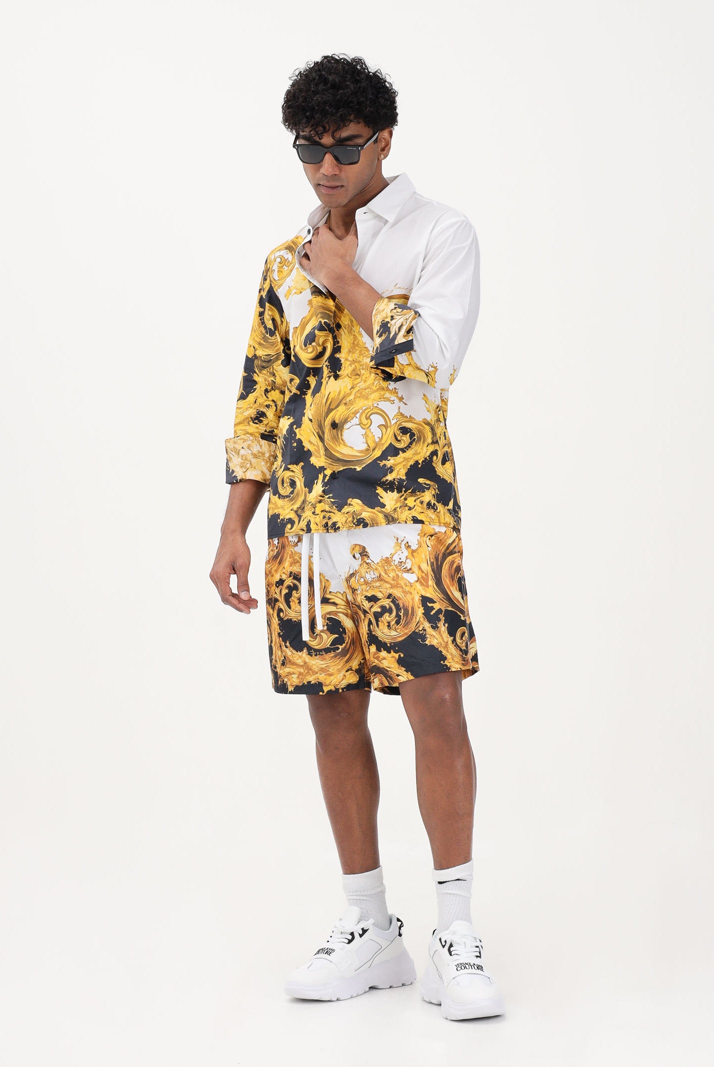 VERSACE JEANS COUTURE Shorts bianco e nero da uomo con stampa Wave Couture 80GADD16CQ23D GL2 VERSACE JEANS COUTURE