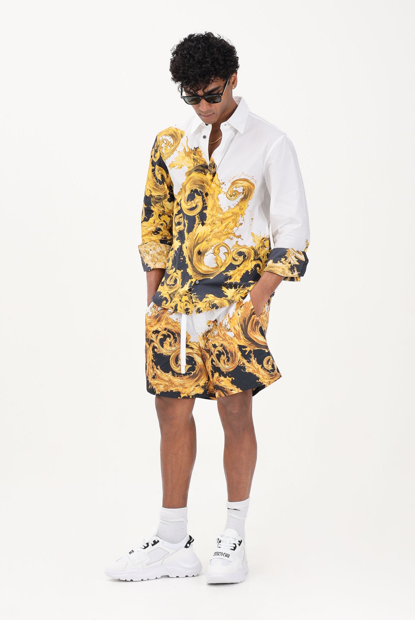 VERSACE JEANS COUTURE Shorts bianco e nero da uomo con stampa Wave Couture 80GADD16CQ23D GL2 VERSACE JEANS COUTURE
