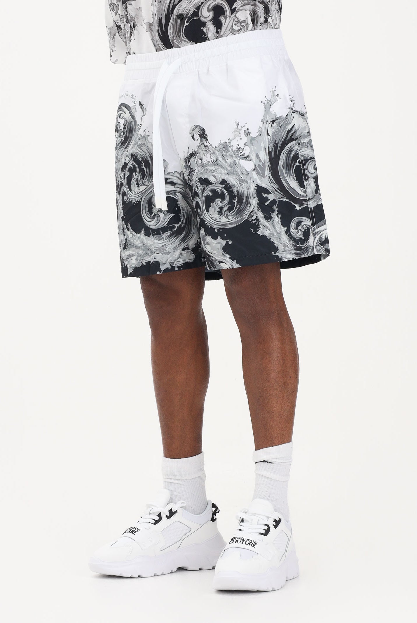 VERSACE JEANS COUTURE Shorts bianco e nero da uomo con stampa Wave Couture 80GADD16CQ23D V22 VERSACE JEANS COUTURE