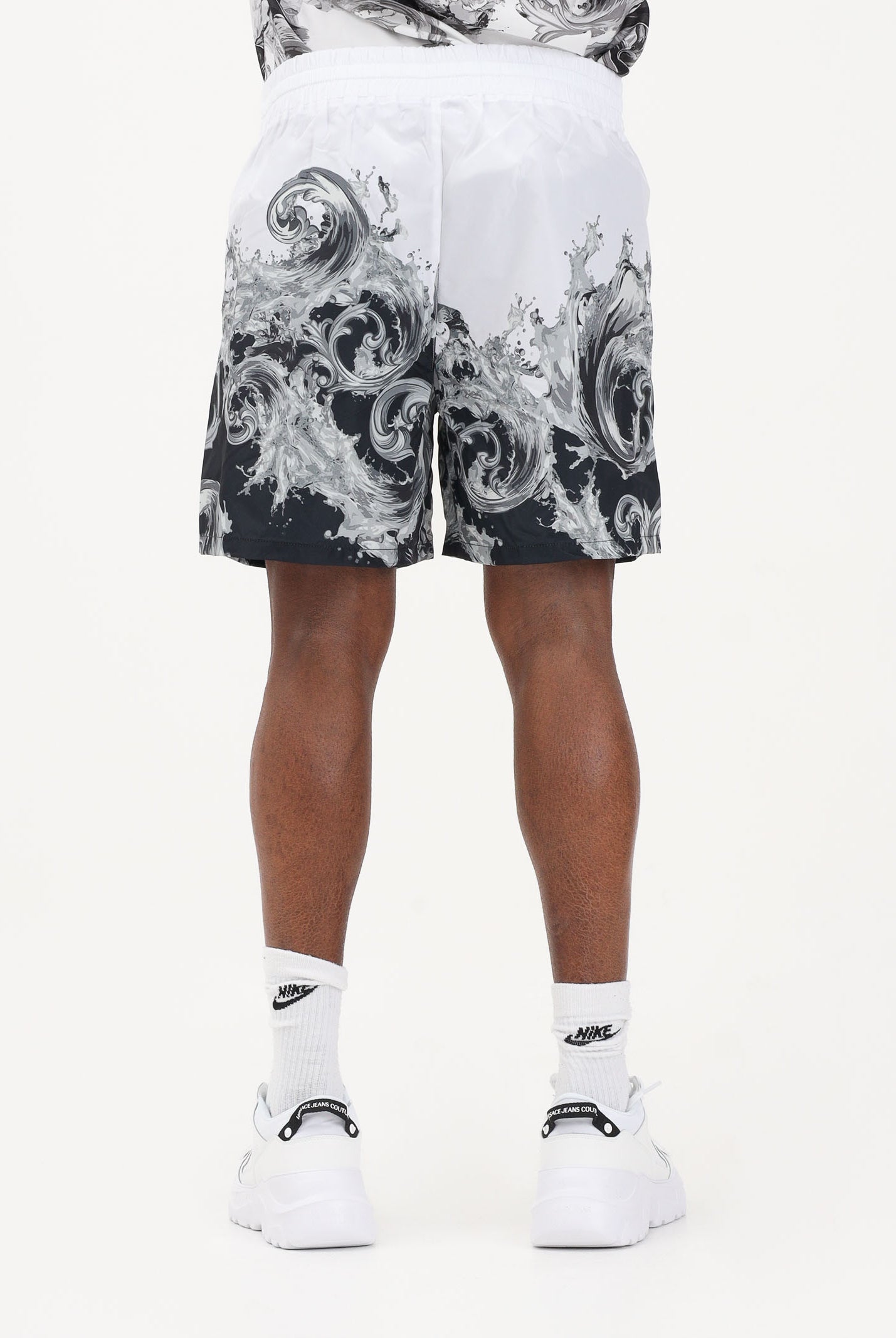 VERSACE JEANS COUTURE Shorts bianco e nero da uomo con stampa Wave Couture 80GADD16CQ23D V22 VERSACE JEANS COUTURE