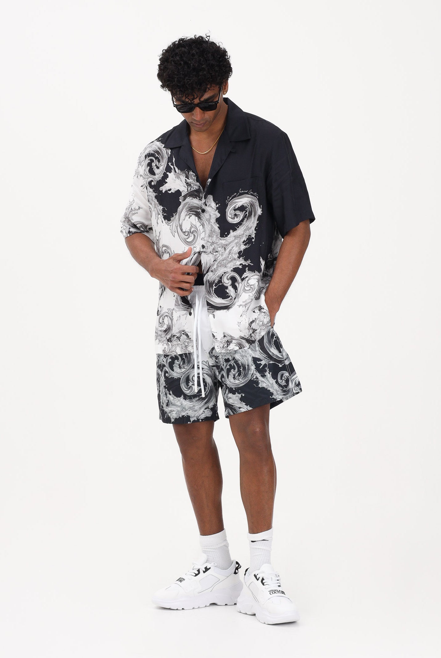 VERSACE JEANS COUTURE Shorts bianco e nero da uomo con stampa Wave Couture 80GADD16CQ23D V22 VERSACE JEANS COUTURE