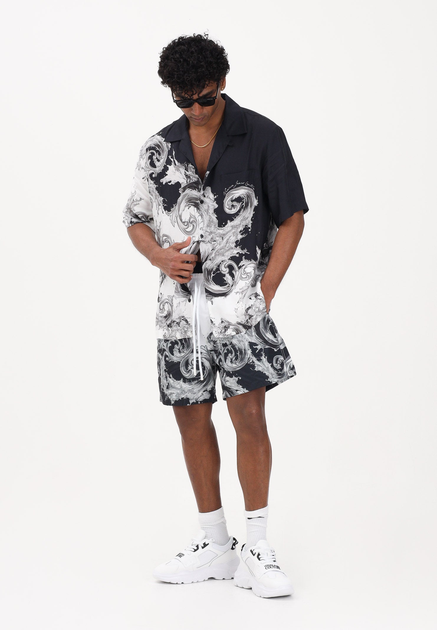 VERSACE JEANS COUTURE Shorts bianco e nero da uomo con stampa Wave Couture 80GADD16CQ23D V22 VERSACE JEANS COUTURE