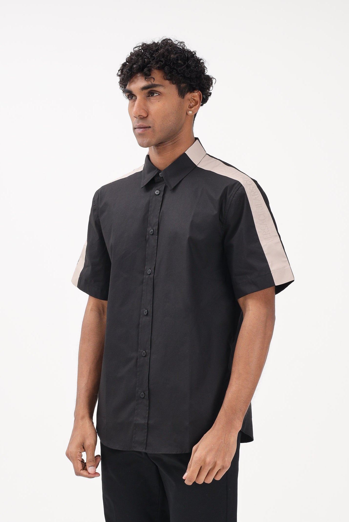 VERSACE JEANS COUTURE Camicia a manica corta nera da uomo con dettagli a contrasto 80GAL219N0132 899 VERSACE JEANS COUTURE