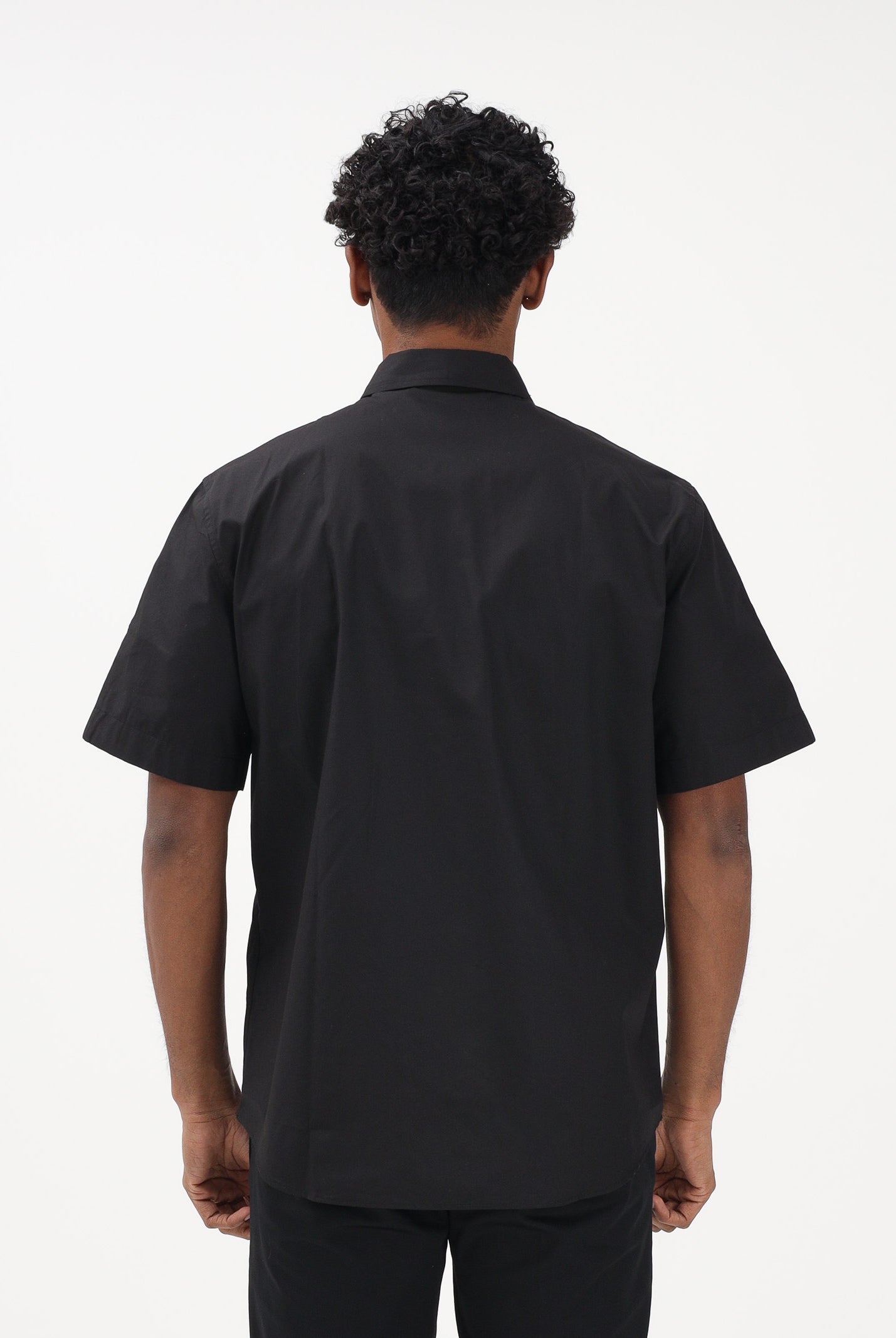 VERSACE JEANS COUTURE Camicia a manica corta nera da uomo con dettagli a contrasto 80GAL219N0132 899 VERSACE JEANS COUTURE