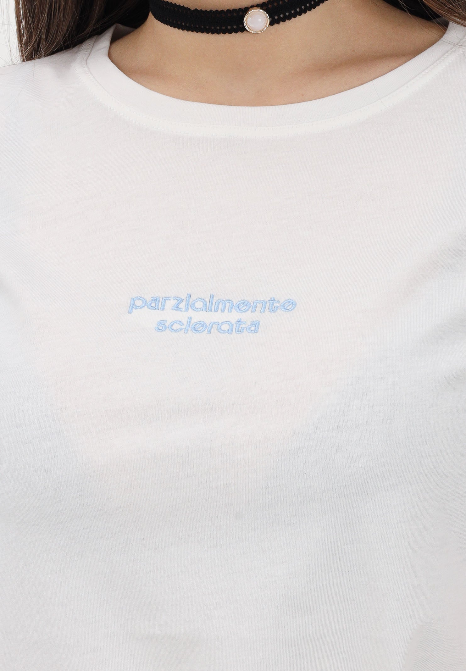 VICOLO T-shirt a manica corta bianca da donna con ricamo "Parzialmente sclerata" RAB0551 02 VICOLO