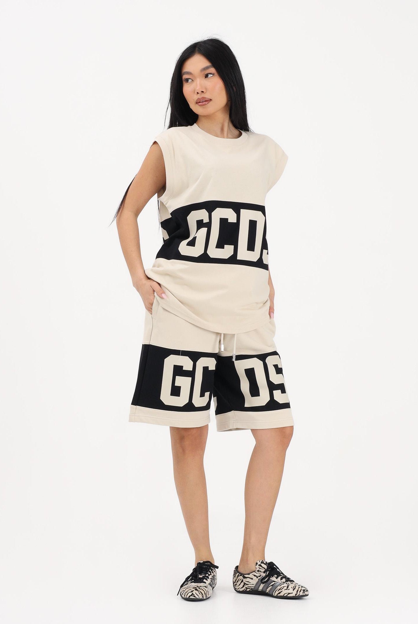 GCDS Shorts sportivo beige per uomo e donna con logo Z0MLQL228F004 316B GCDS
