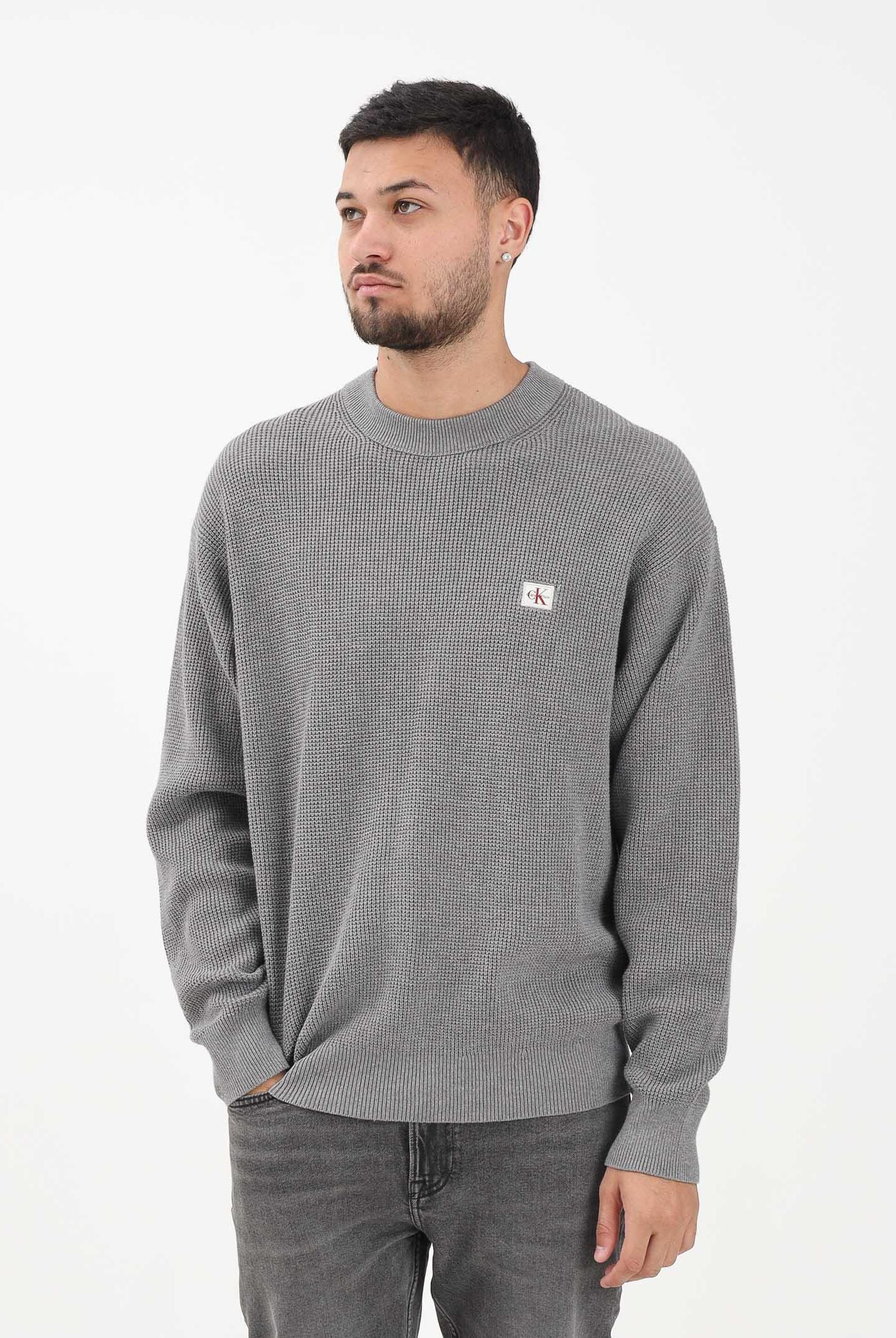 CALVIN KLEIN JEANS Maglioncino girocollo grigio da uomo con patch logo LV04RD313GP7E . CALVIN KLEIN JEANS