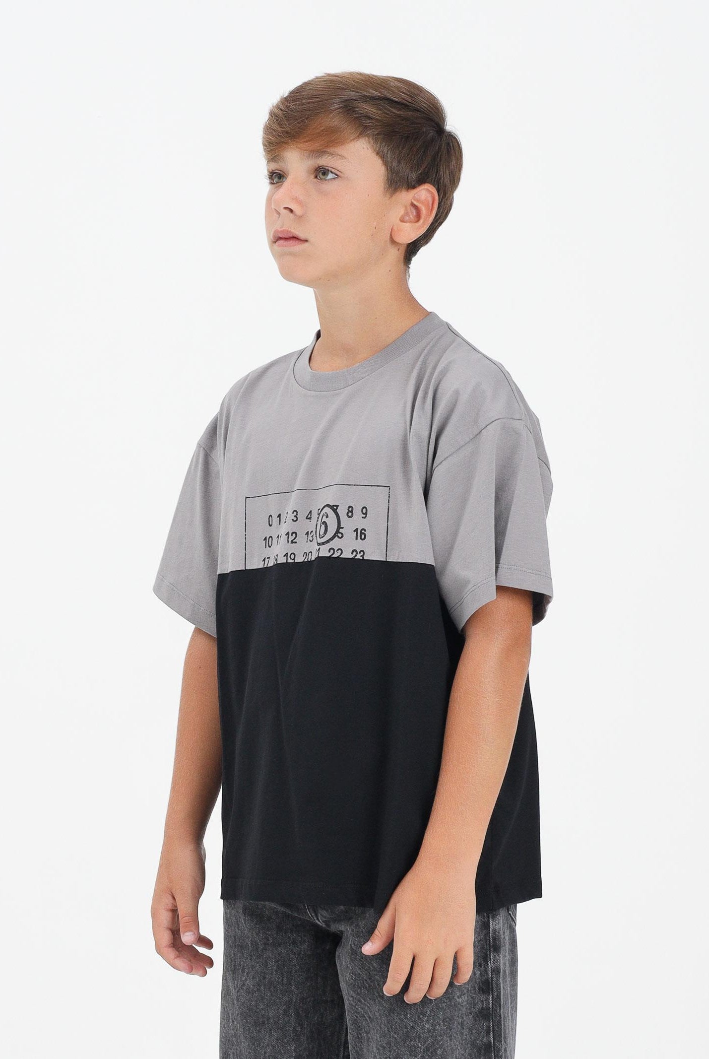 MAISON MARGIELA T-shirt a manica corta nera e grigia per donna, ragazzi e bambini caratterizzata da una costruzione re-cut M60876MM04I M6C37 MAISON MARGIELA