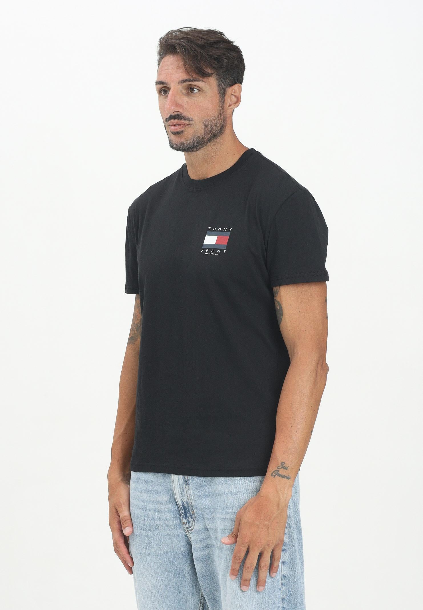 TOMMY JEANS T-shirt a manica corta nera da uomo con maxi logo DM0DM21910BDS . TOMMY JEANS