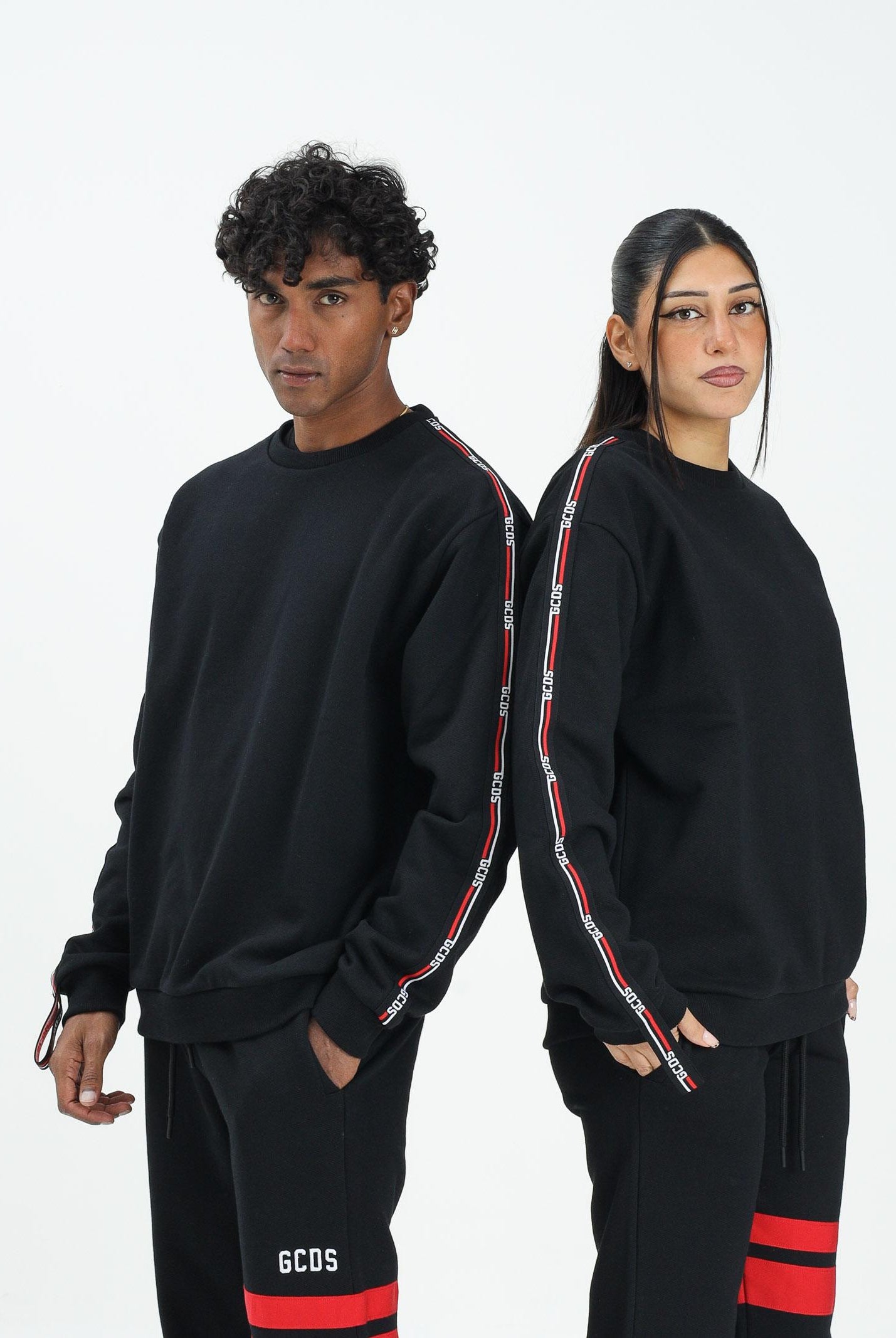 GCDS Felpa girocollo nera per uomo e donna con bande logate B2EM1501JD1 99 GCDS