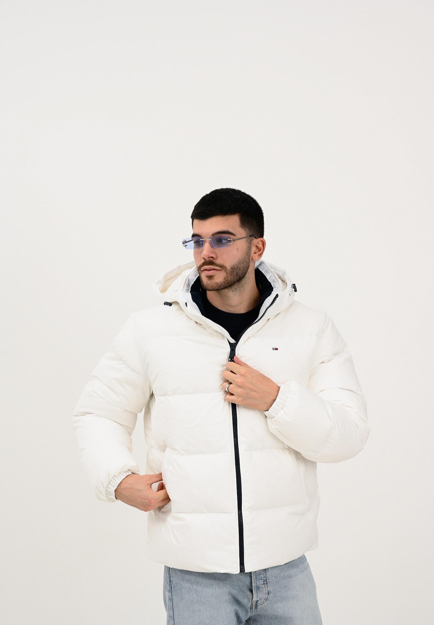 TOMMY JEANS Piumino bianco da uomo con logo DM0DM19786YBL . TOMMY JEANS