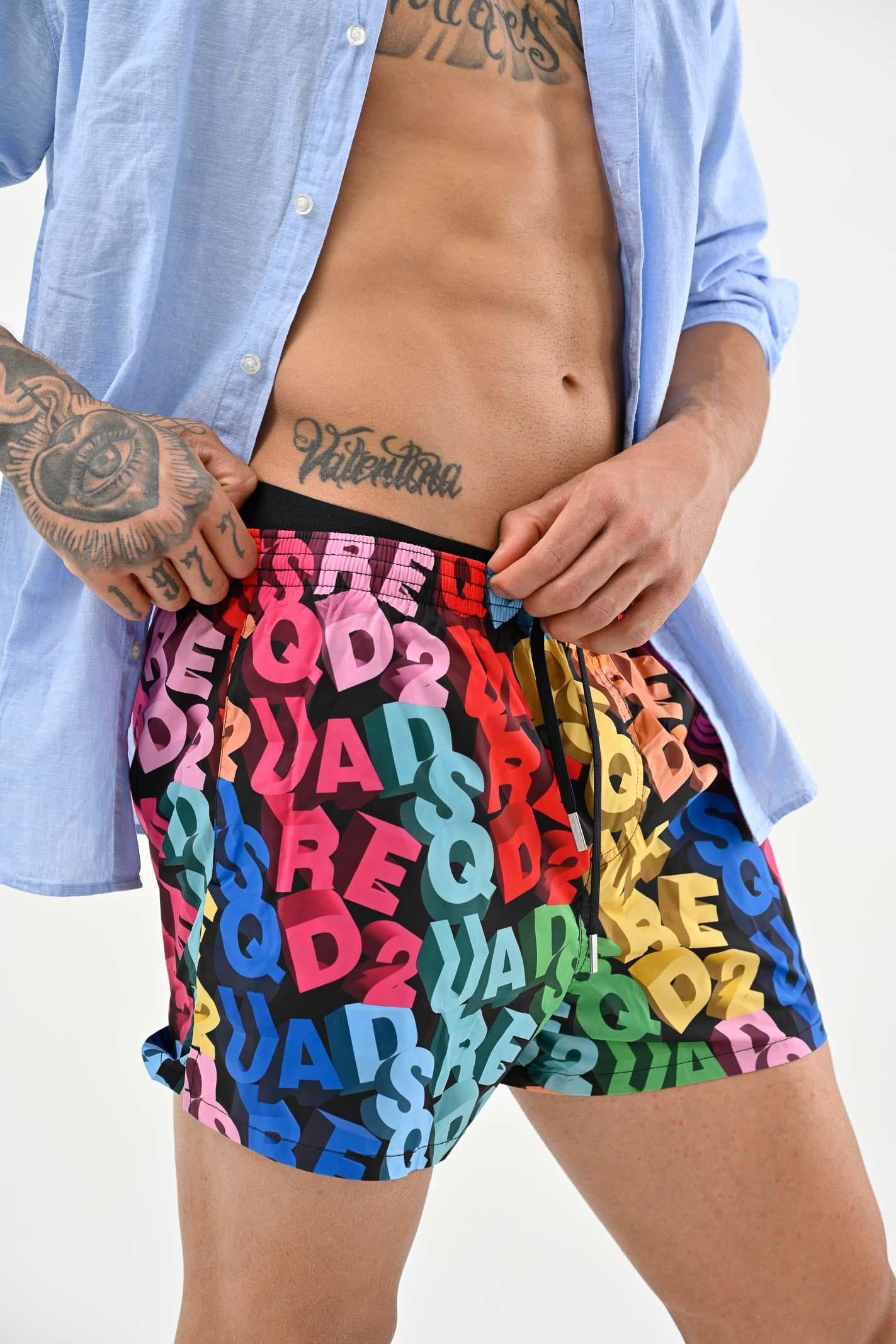 DSQUARED2 Shorts mare multicolore da uomo con logo reinterpretato in chiave grafica D7B646100 998 DSQUARED2