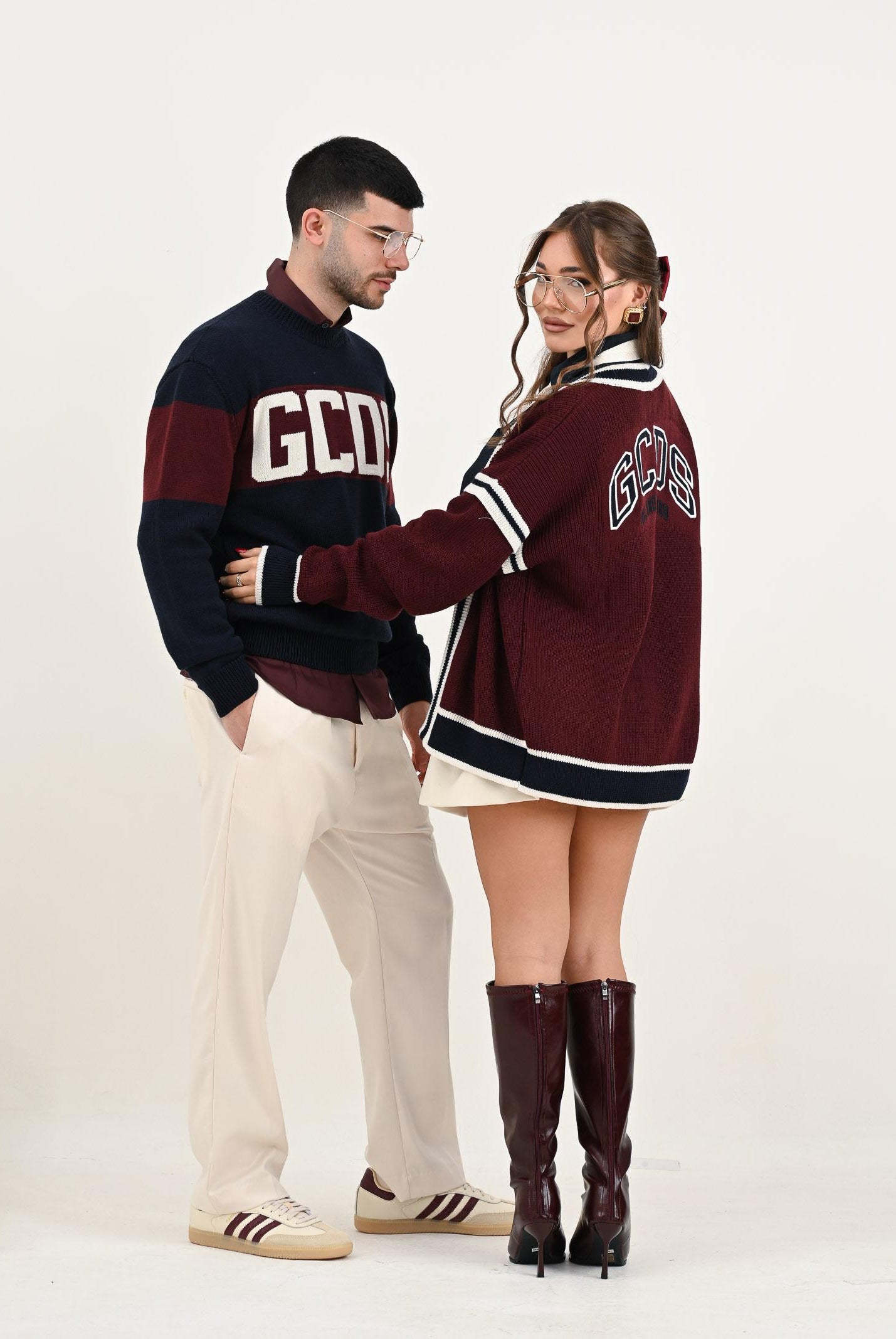 GCDS Maglioncino girocollo blu per uomo e donna impreziosito da banda a contrasto e logo B2CM1505KI4 77 GCDS