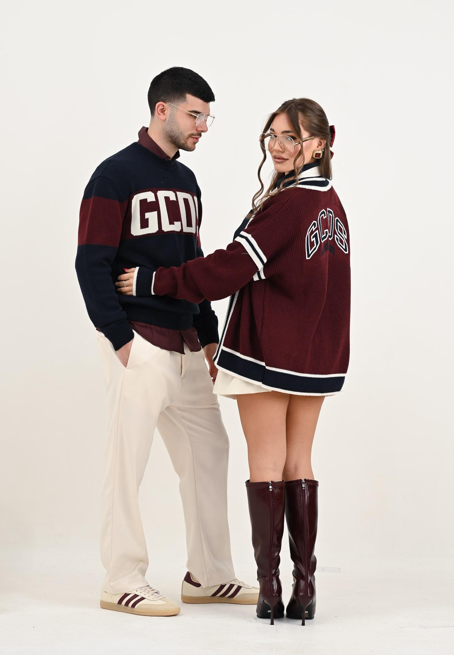 GCDS Maglioncino girocollo blu per uomo e donna impreziosito da banda a contrasto e logo B2CM1505KI4 77 GCDS