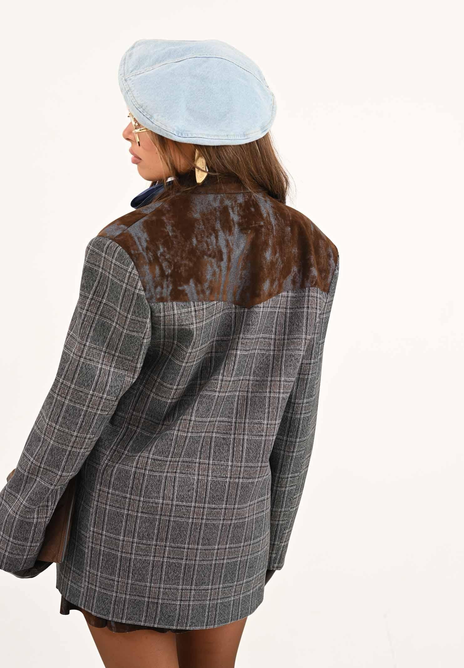 VICOLO Giacca doppiopetto da donna realizzata in tessuto a quadri principe di Galles nei toni del grigio e marrone TF1750 PR VICOLO