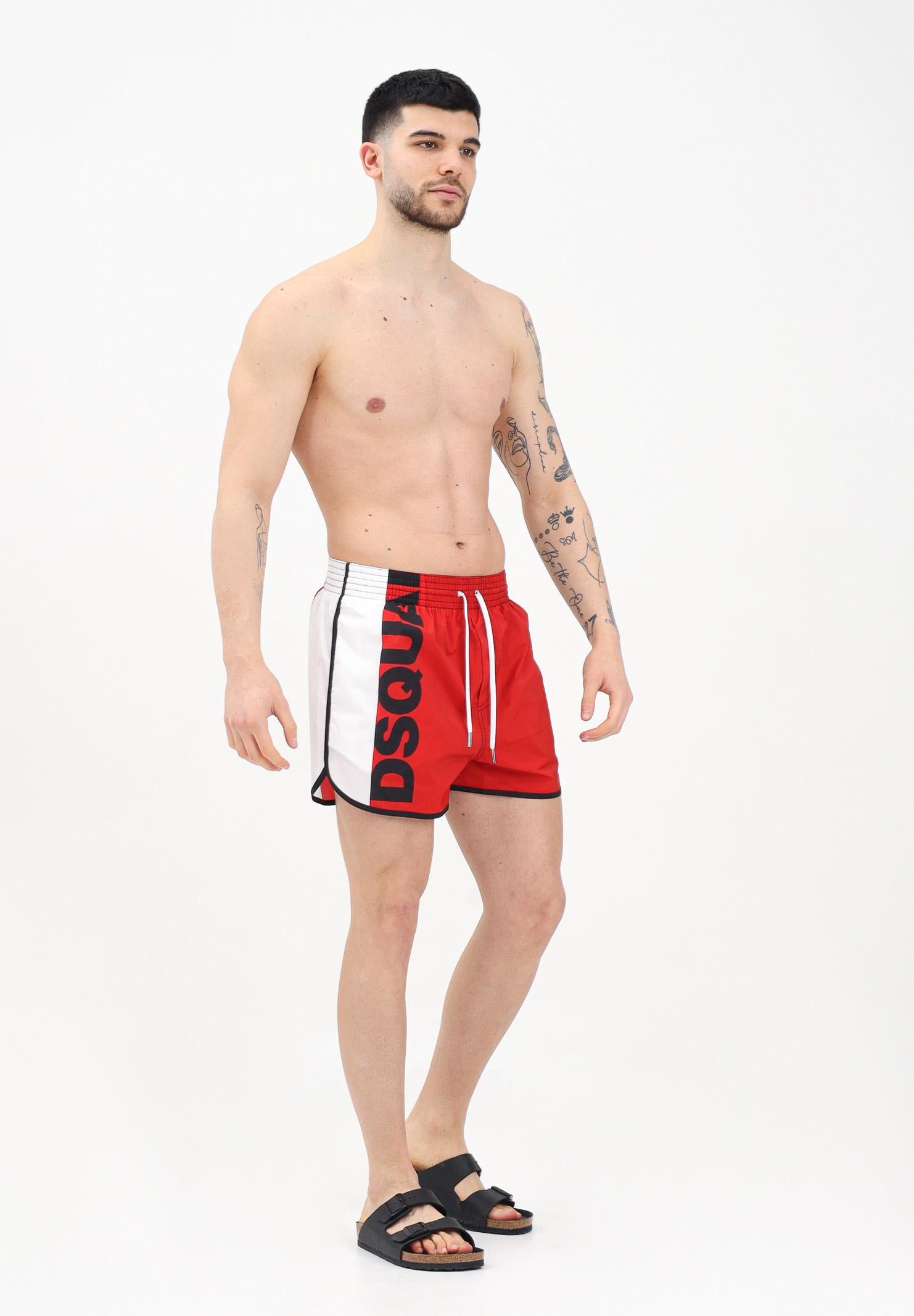 DSQUARED2 Shorts mare rosso da uomo con logo e inserti blu e bianchi D7B636220 618 DSQUARED2