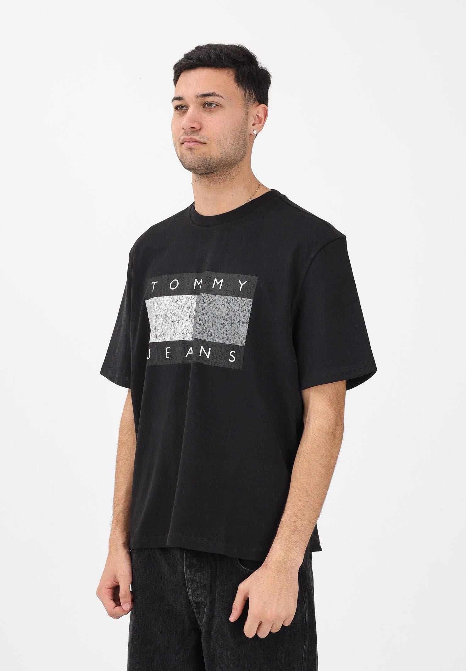 TOMMY JEANS T-shirt a manica corta nera da uomo con stampa logo effetto consumato DM0DM22463 BDS TOMMY JEANS
