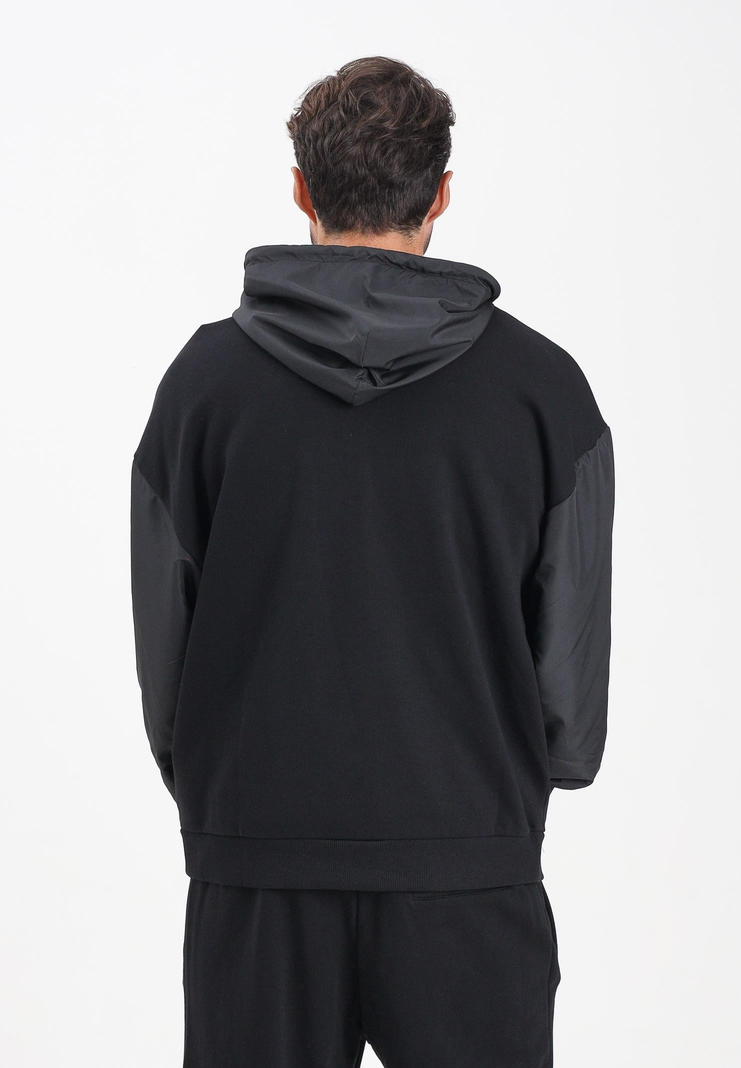 GCDS Felpa con zip nera per uomo e donna caratterizzata da inserti in tessuto tecnico e logo B1XM2001JI1 99 GCDS