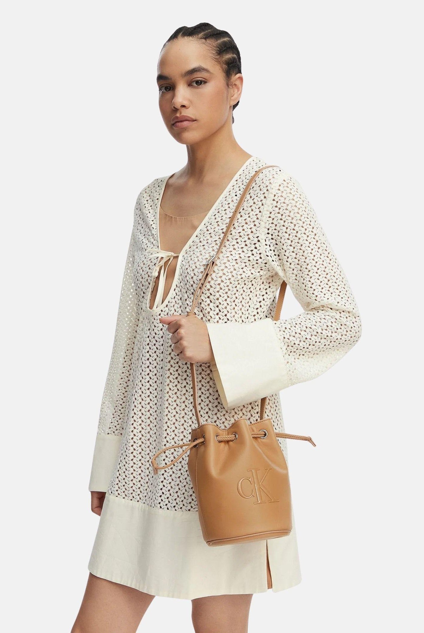Calvin Klein borsa a secchiello Bold CK Small Bucket Bag colore Tannin, beige cammello da donna LV04F3640G RAJ CALVIN KLEIN