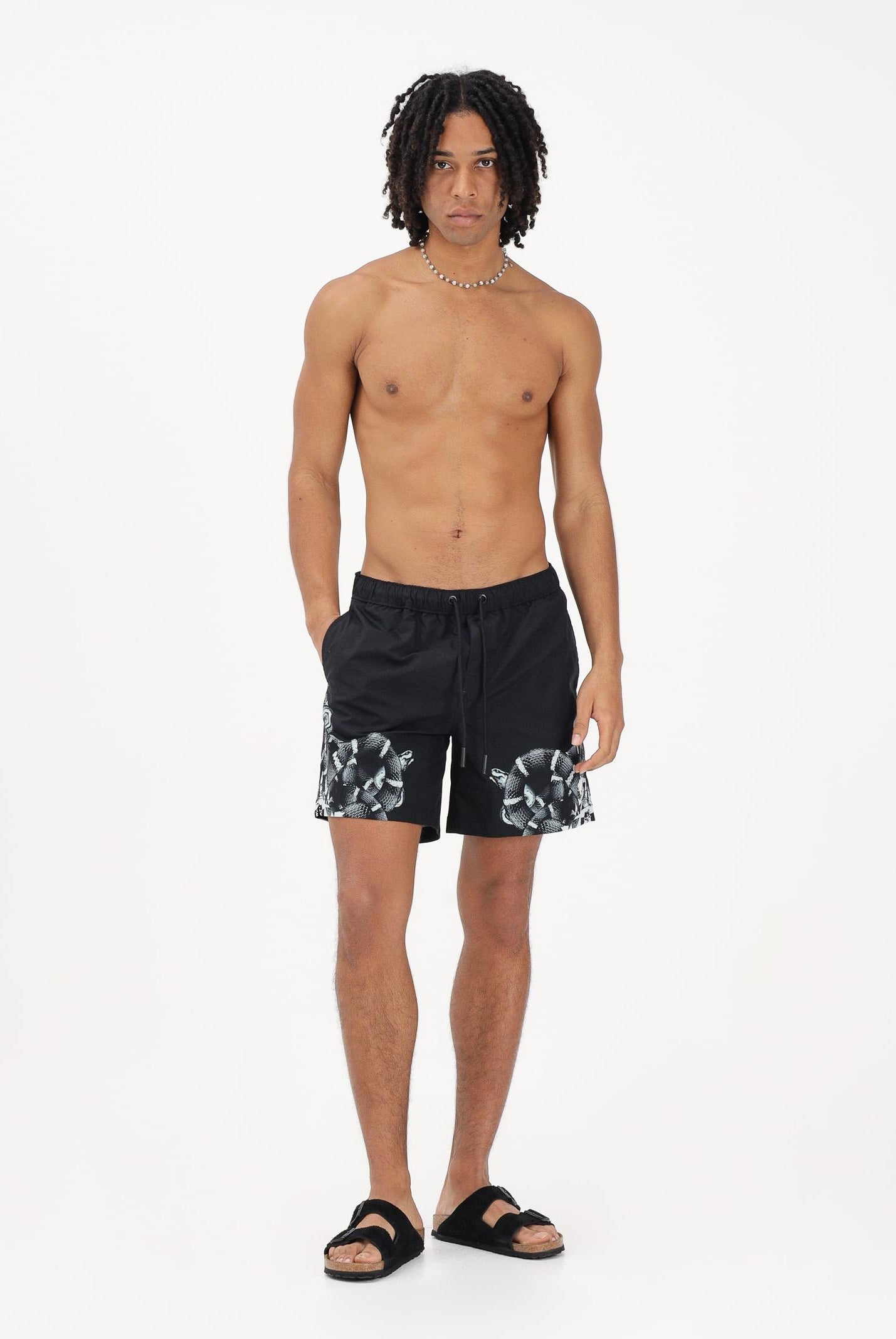 MARCELO BURLON COUNTY OF MILAN Shorts mare nero da uomo con stampa COMAS2606510934 . MARCELO BURLON COUNTY OF MILAN
