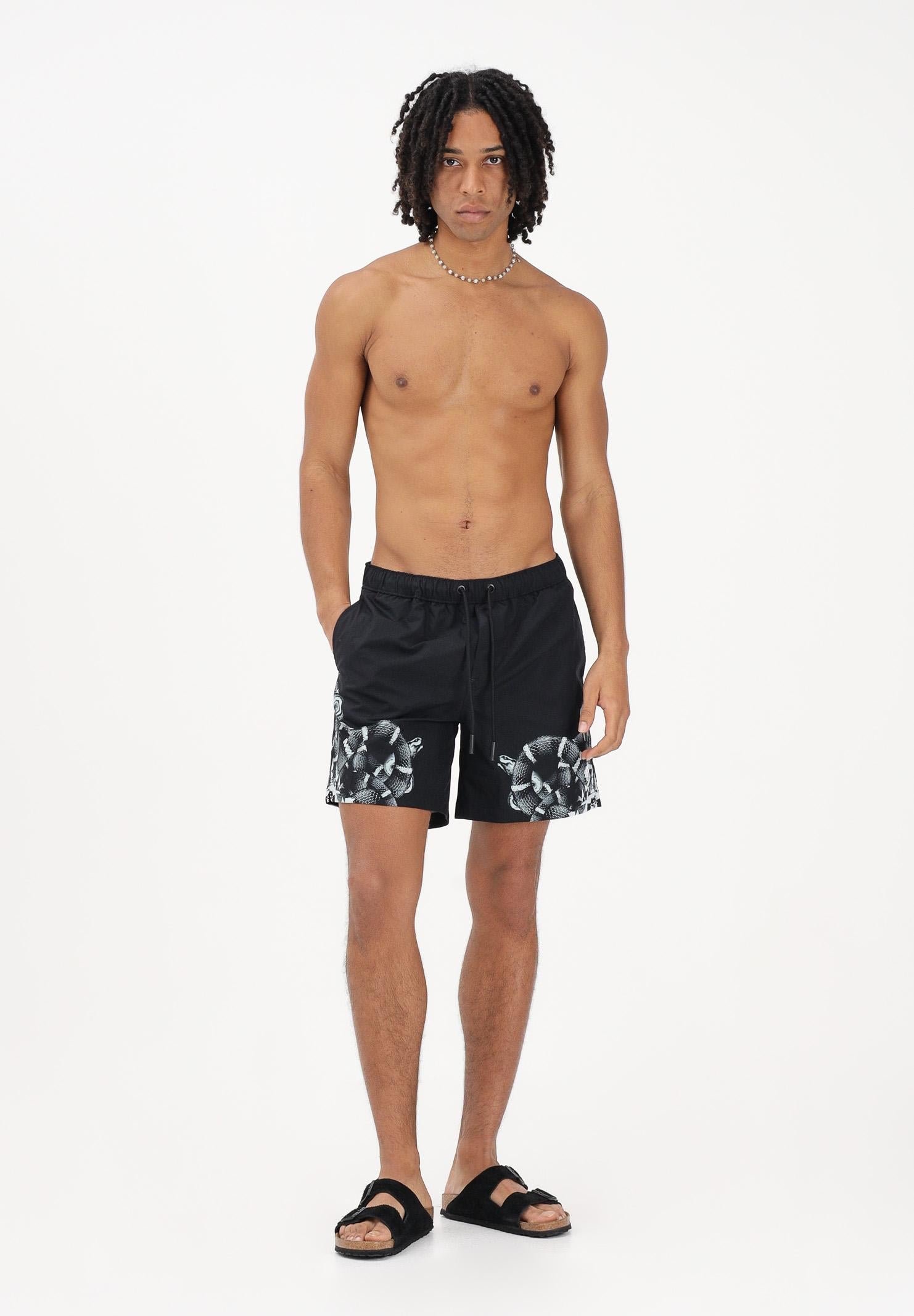 MARCELO BURLON COUNTY OF MILAN Shorts mare nero da uomo con stampa COMAS2606510934 . MARCELO BURLON COUNTY OF MILAN