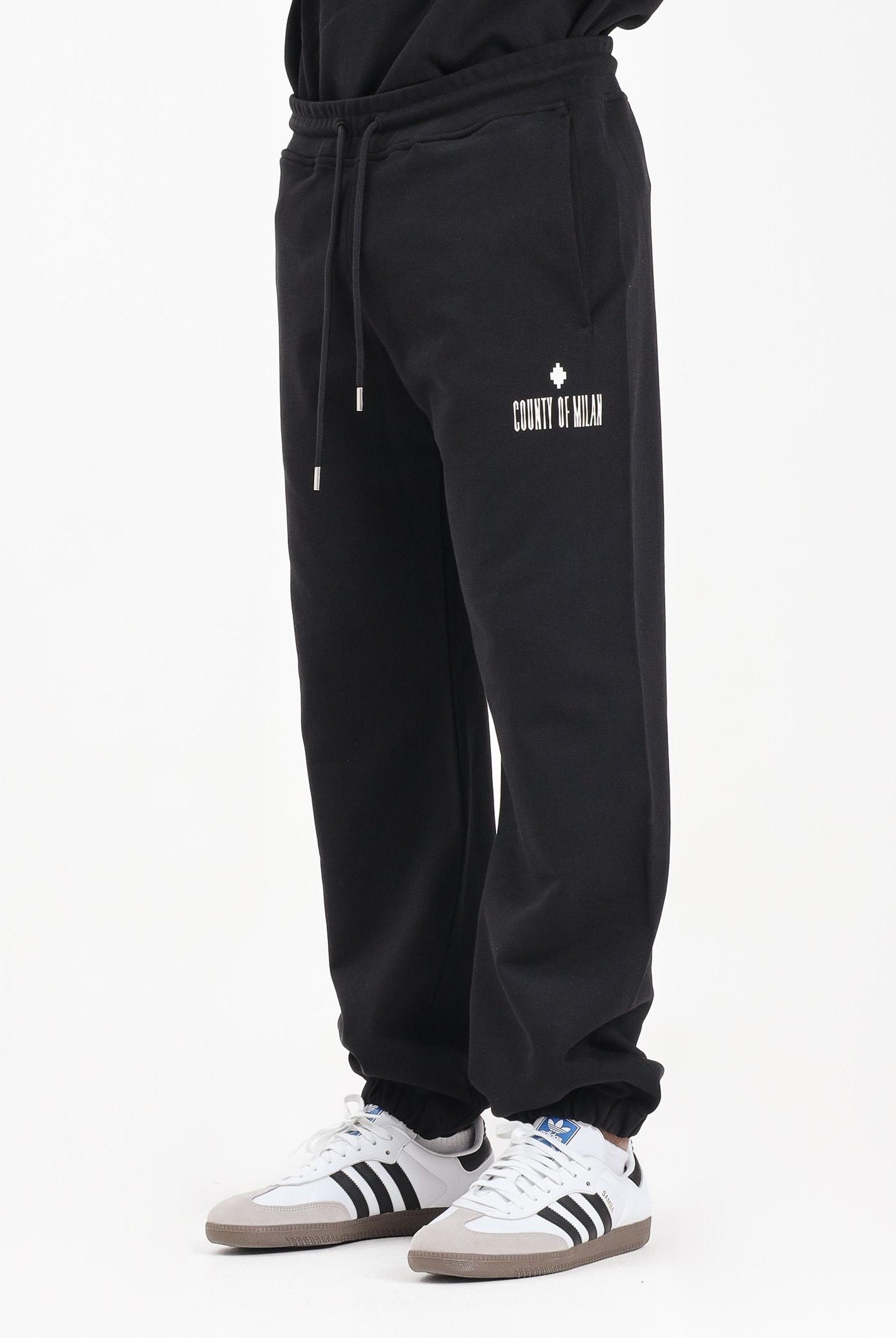 MARCELO BURLON COUNTY OF MILAN Pantalone sportivo nero da uomo con stampa F5CAMAFP044 110 MARCELO BURLON COUNTY OF MILAN