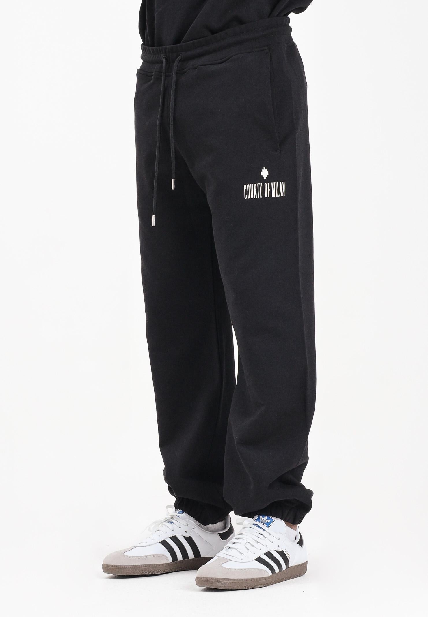 MARCELO BURLON COUNTY OF MILAN Pantalone sportivo nero da uomo con stampa F5CAMAFP044 110 MARCELO BURLON COUNTY OF MILAN