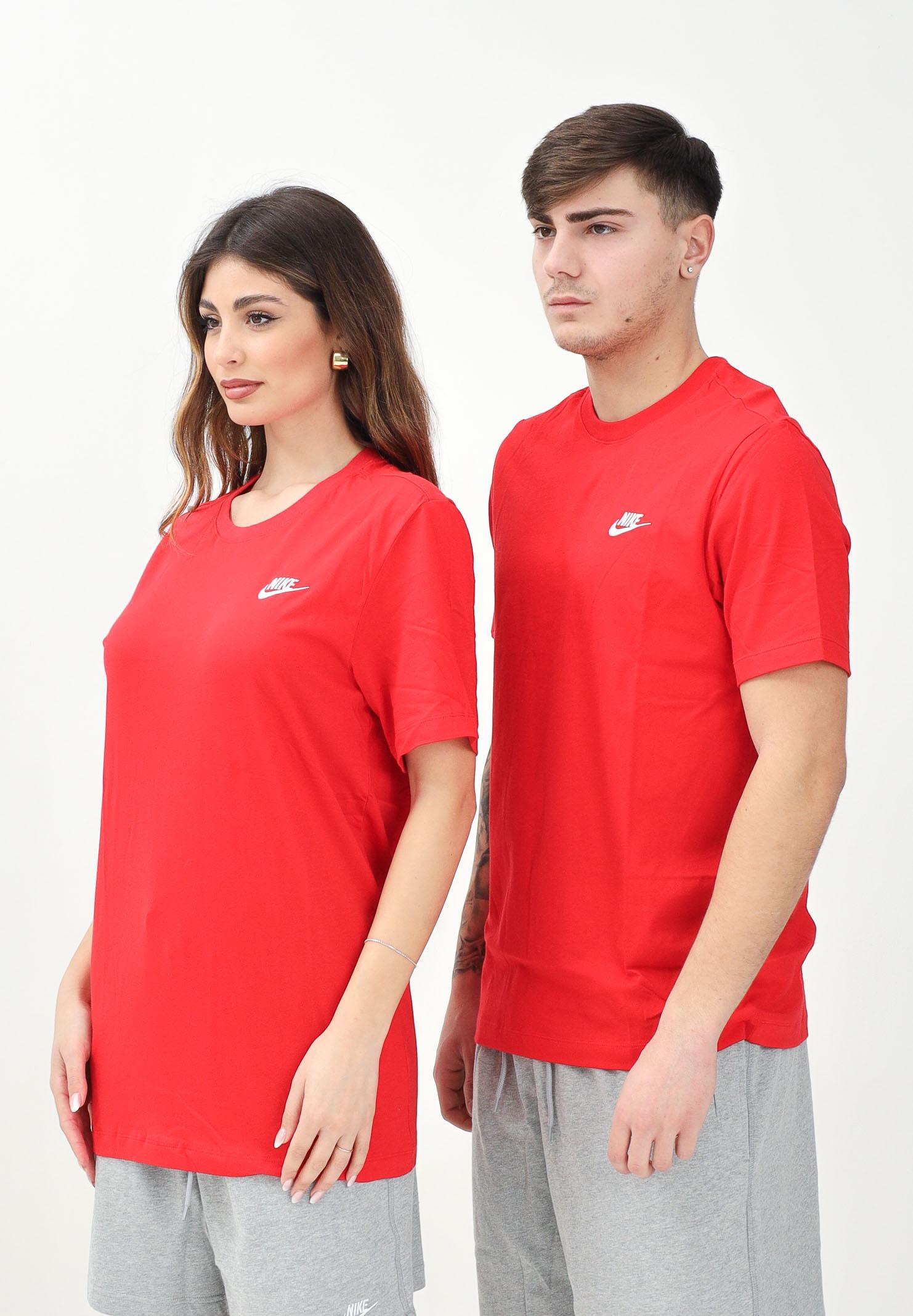 NIKE T-shirt a manica corta Nike Sportswear Club rossa per uomo e donna AR4997 657 NIKE
