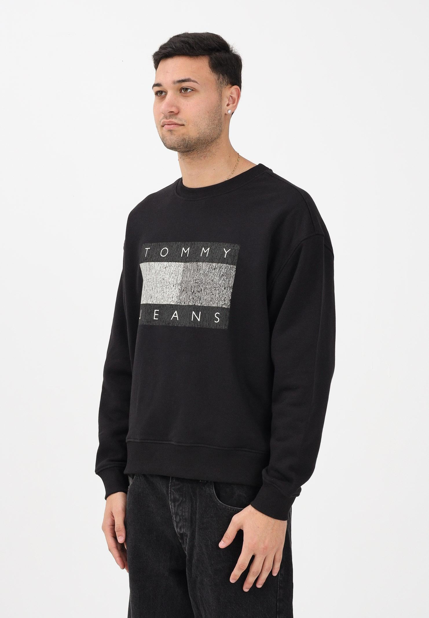 TOMMY JEANS Felpa girocollo nera da uomo stile '90s con distintivo DM0DM22384 BDS TOMMY JEANS