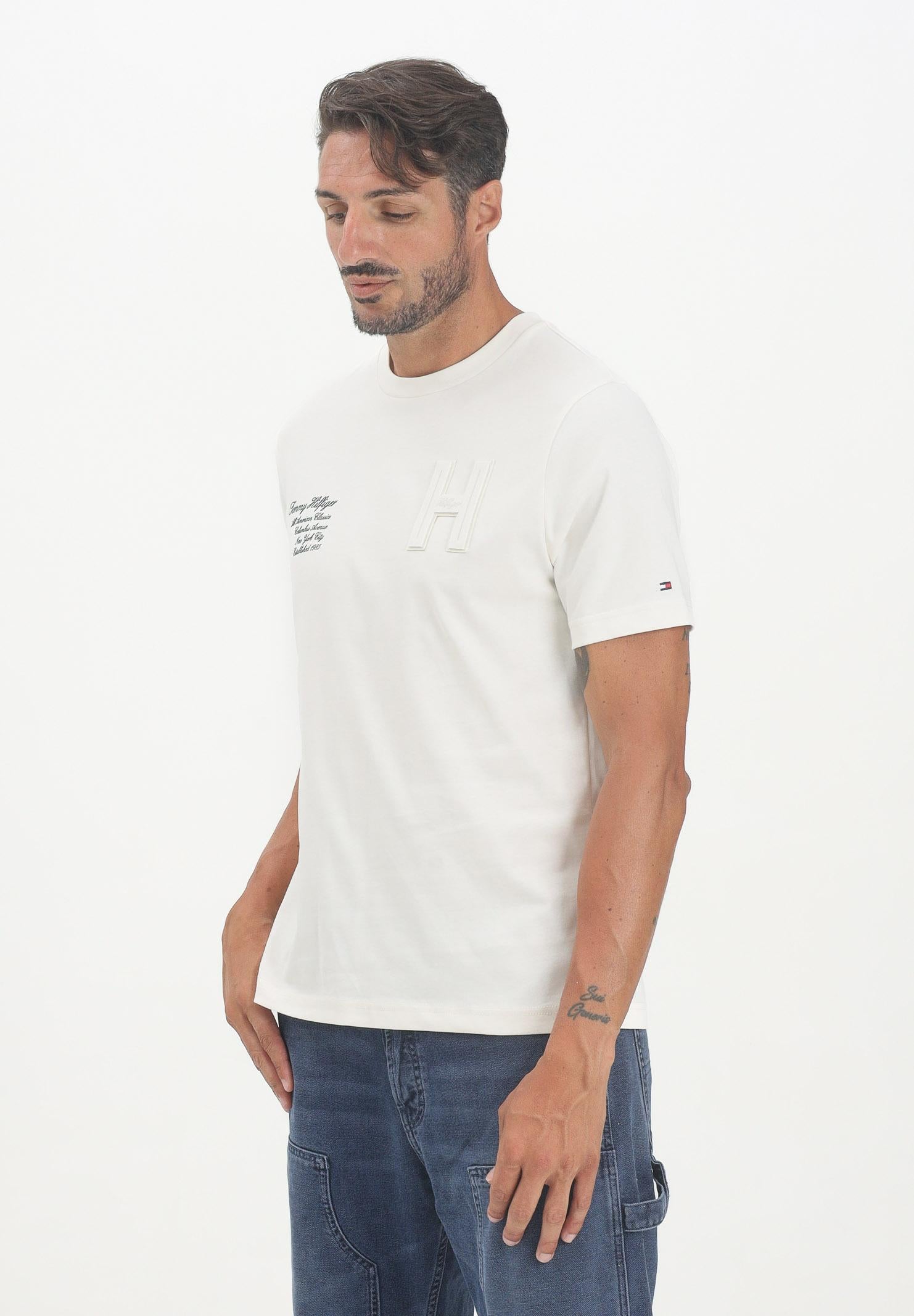 TOMMY HILFIGER T-shirt a manica corta panna da uomo con applicazione di lettere Athleisure MW0MW39364Z00 . TOMMY HILFIGER