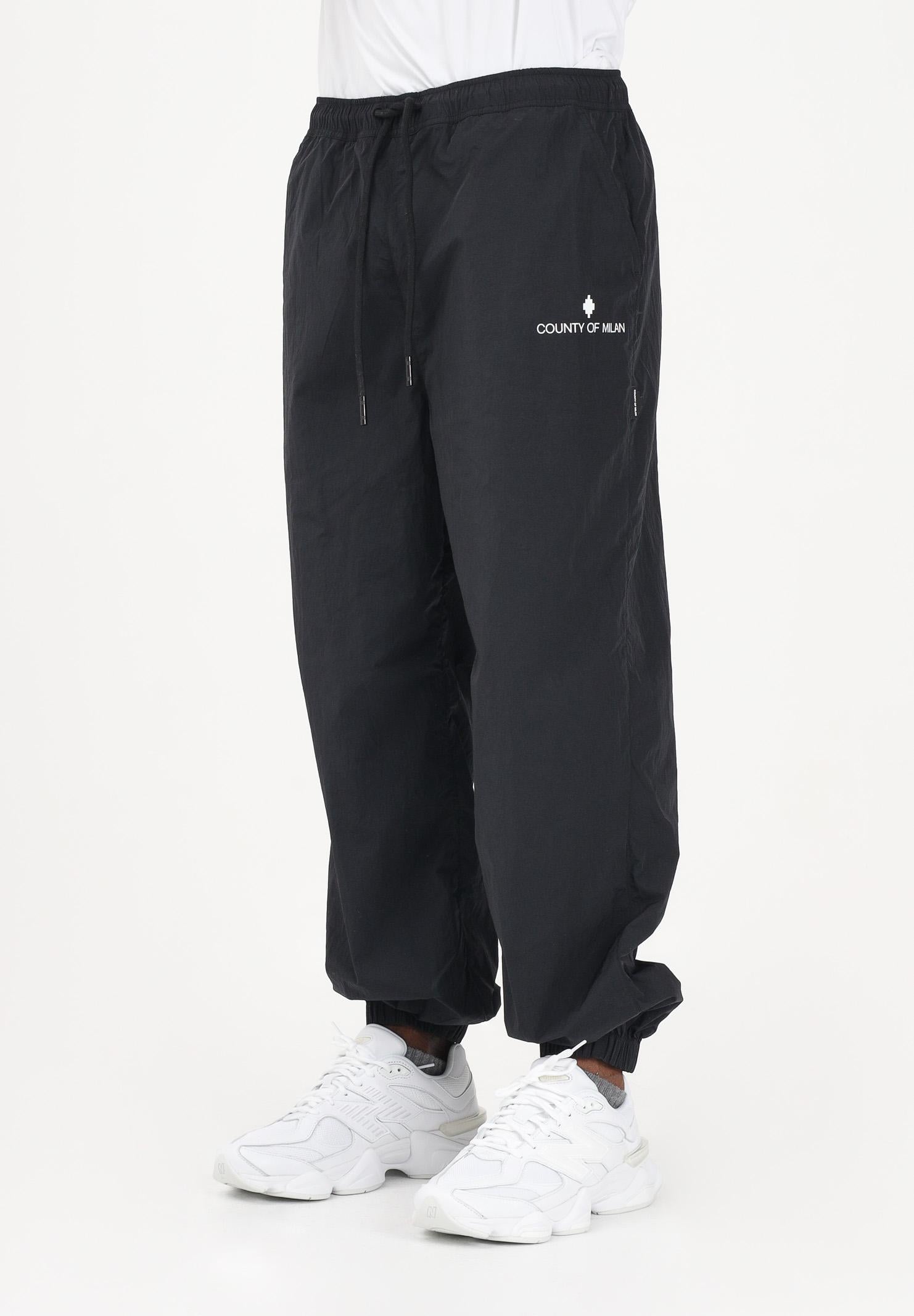 MARCELO BURLON COUNTY OF MILAN Pantalone sportivo nero da uomo con logo S6CMMAPA076 110 MARCELO BURLON COUNTY OF MILAN