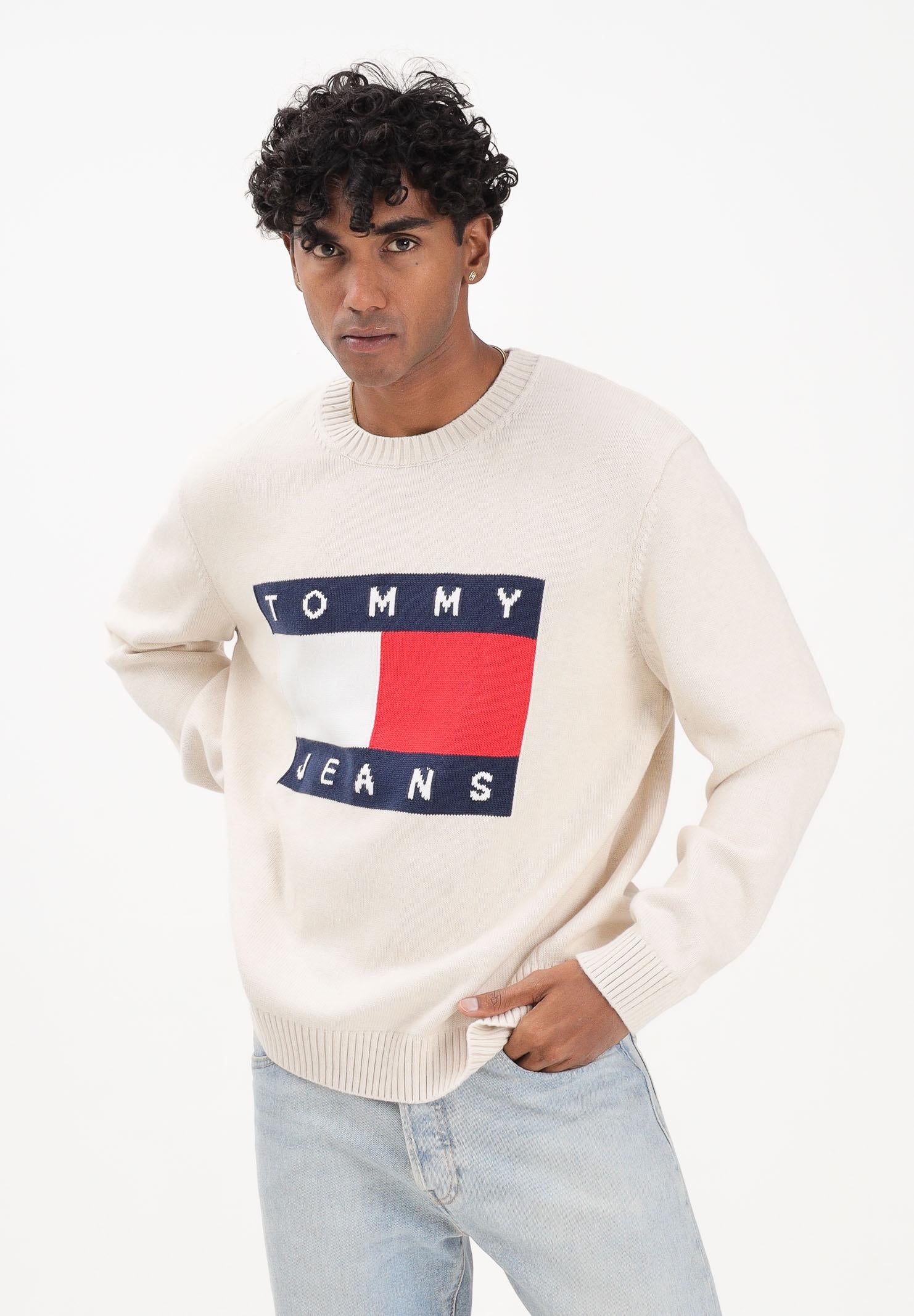 TOMMY JEANS Maglioncino girocollo panna da uomo con logo DM0DM22105AFN . TOMMY JEANS