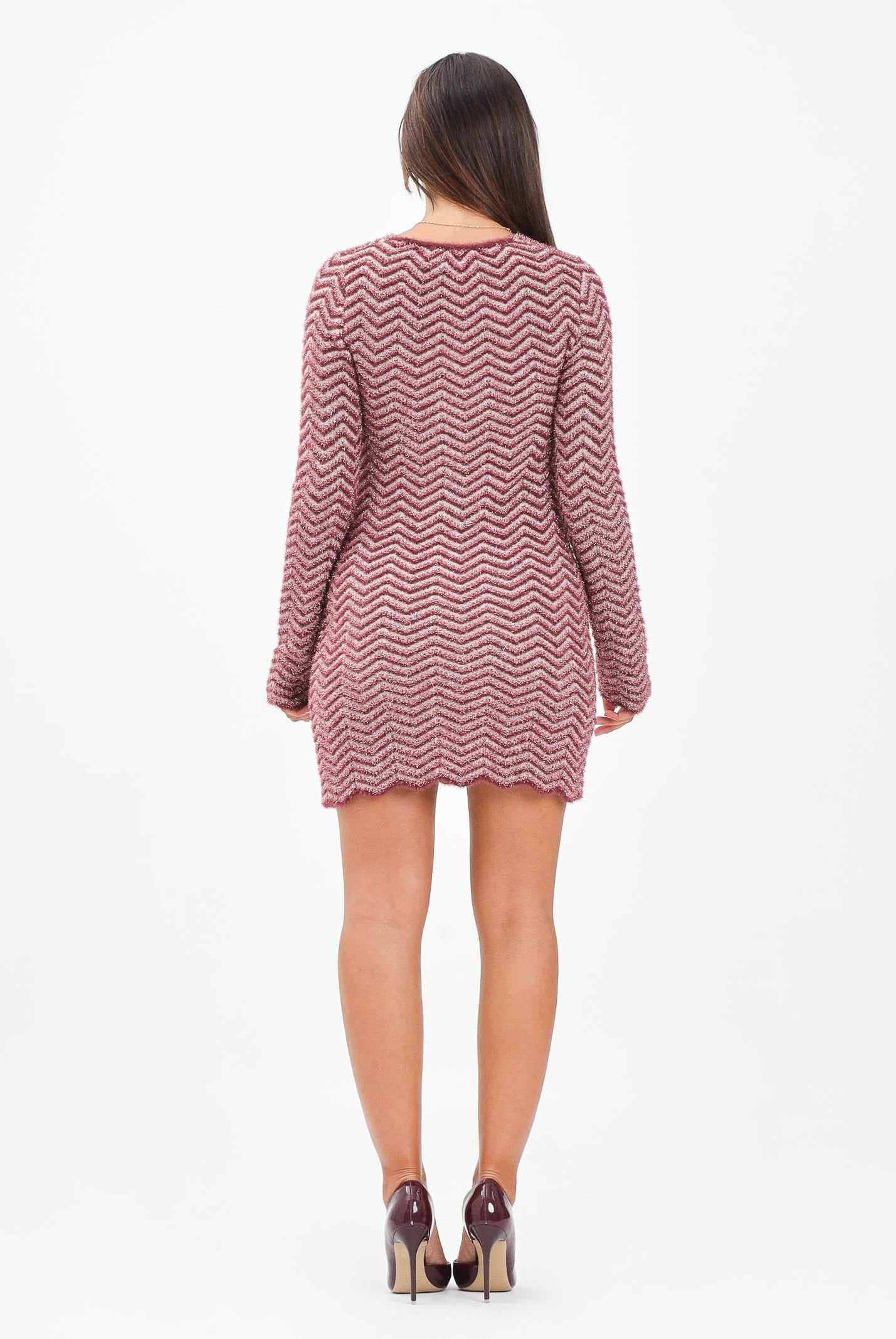 AKEP Abito corto caratterizzato da un motivo a zig-zag nei toni del bordeaux e rosa da donna VSKD11002 V1 AKEP