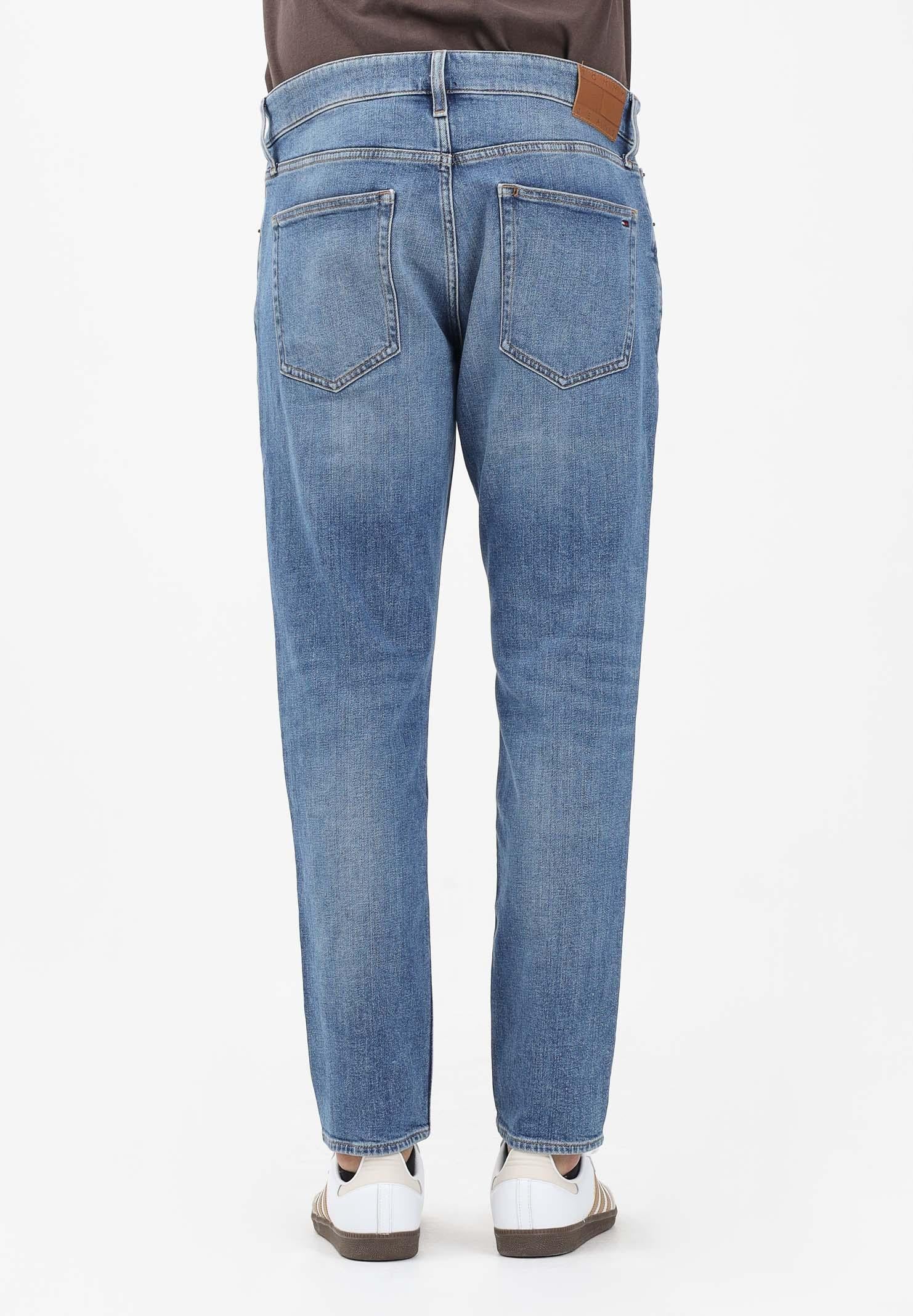 TOMMY JEANS Jeans Austin in denim sbiadito da uomo DM0DM20987 1A5 TOMMY JEANS