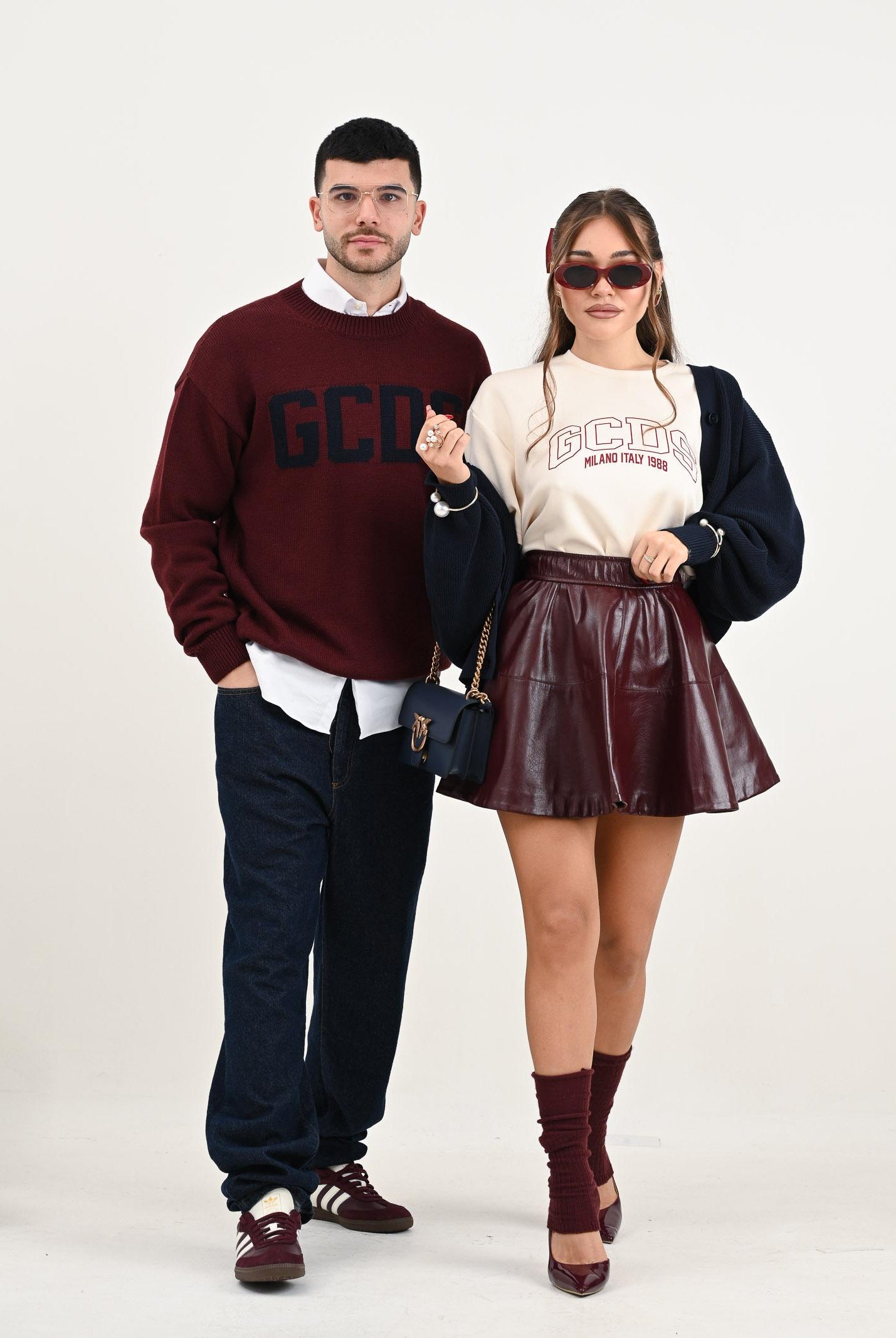 GCDS Maglione girocollo bordeaux per uomo e donna con logo e bande a contrasto B2XM1506I5 49 GCDS
