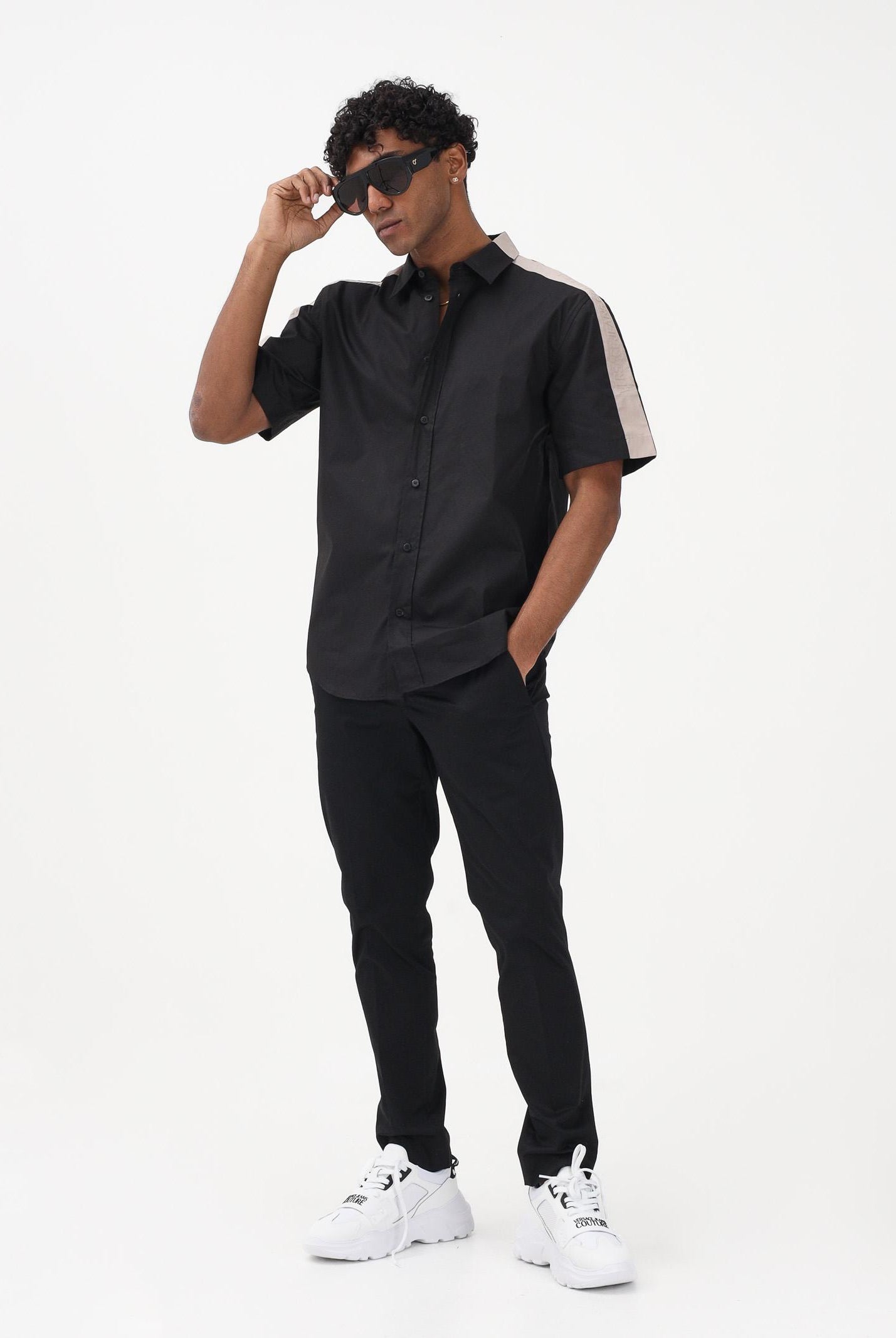 VERSACE JEANS COUTURE Camicia a manica corta nera da uomo con dettagli a contrasto 80GAL219N0132 899 VERSACE JEANS COUTURE