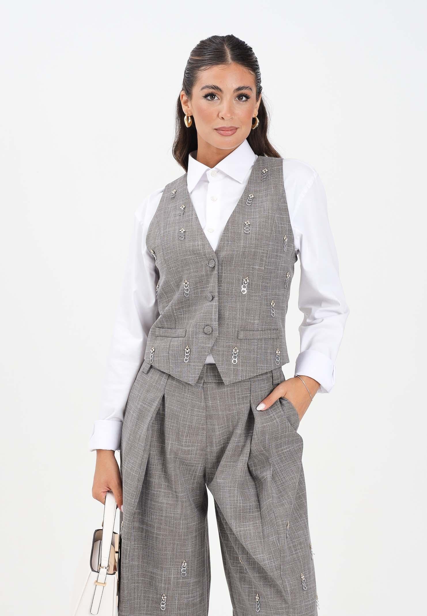 SIMONA CORSELLINI Gilet grigio da donna arricchito da piccole applicazioni metalliche A25CPGL00102-C00233 V0000 SIMONA CORSELLINI