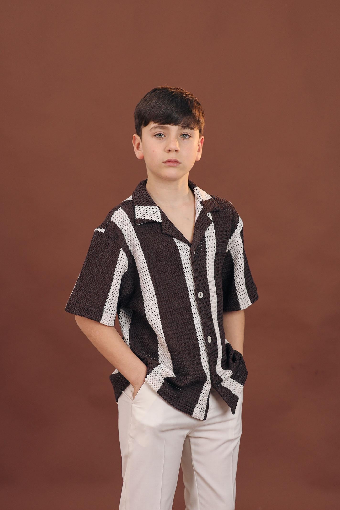 I'M BRIAN Camicia a maniche corte da bambino realizzata in maglia con motivo a righe marroni e panna CA3280J 020 I'M BRIAN