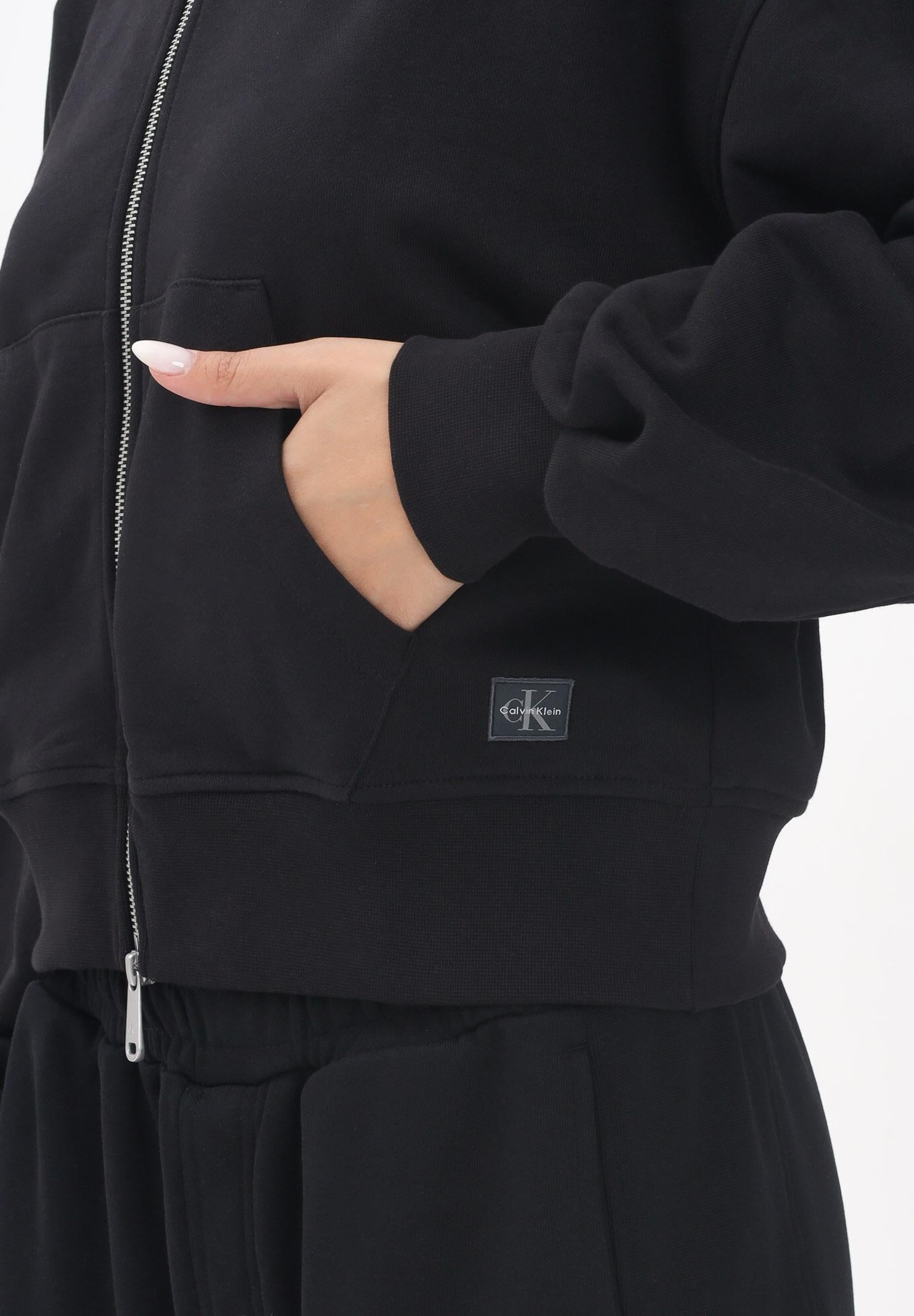 CALVIN KLEIN JEANS Felpa con zip nera da donna rifinita da logo LV047C216GUB1 CALVIN KLEIN JEANS