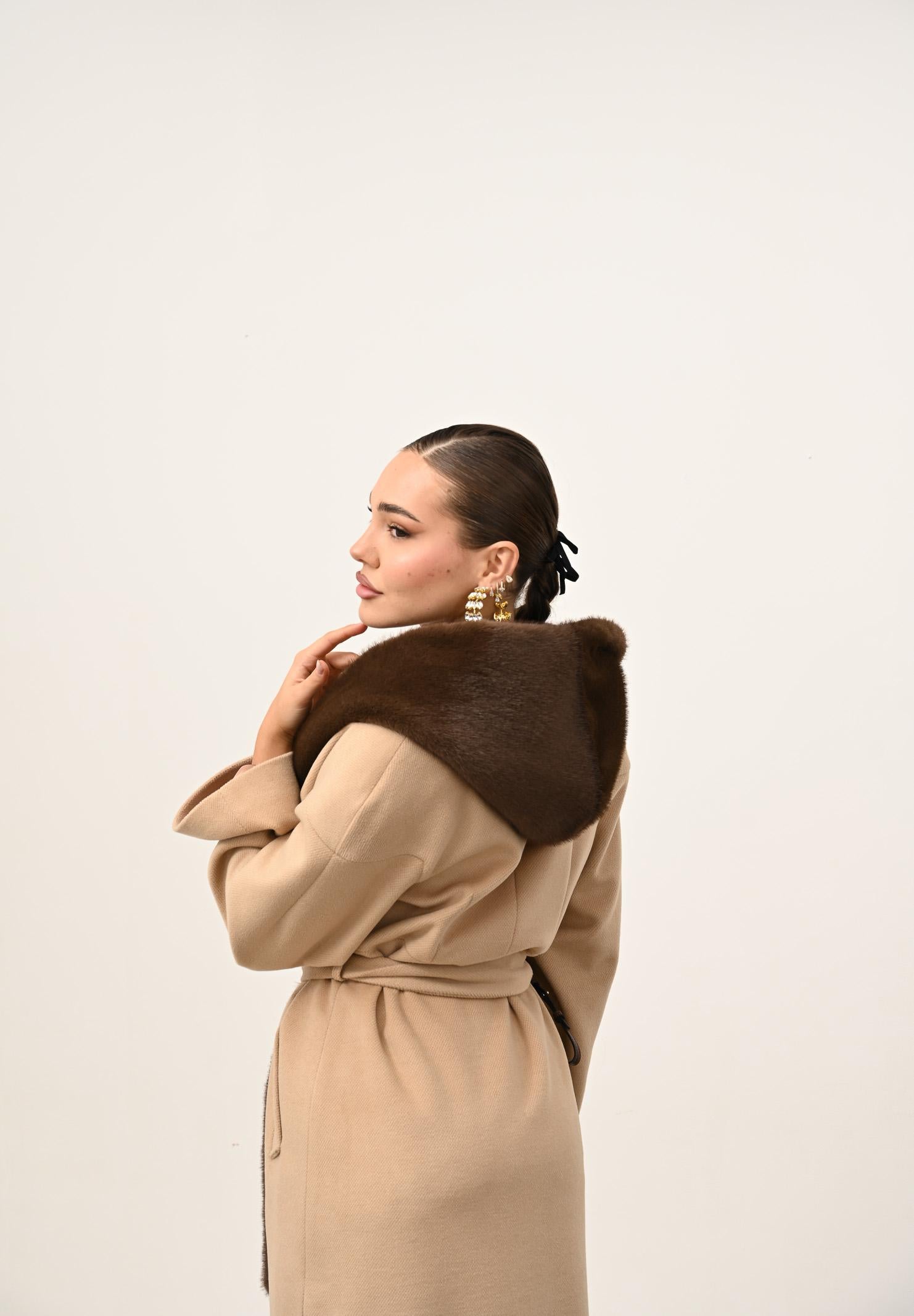 YES LONDON Cappotto beige da donna con dettagli in vera pelliccia CD1221 CA YES LONDON