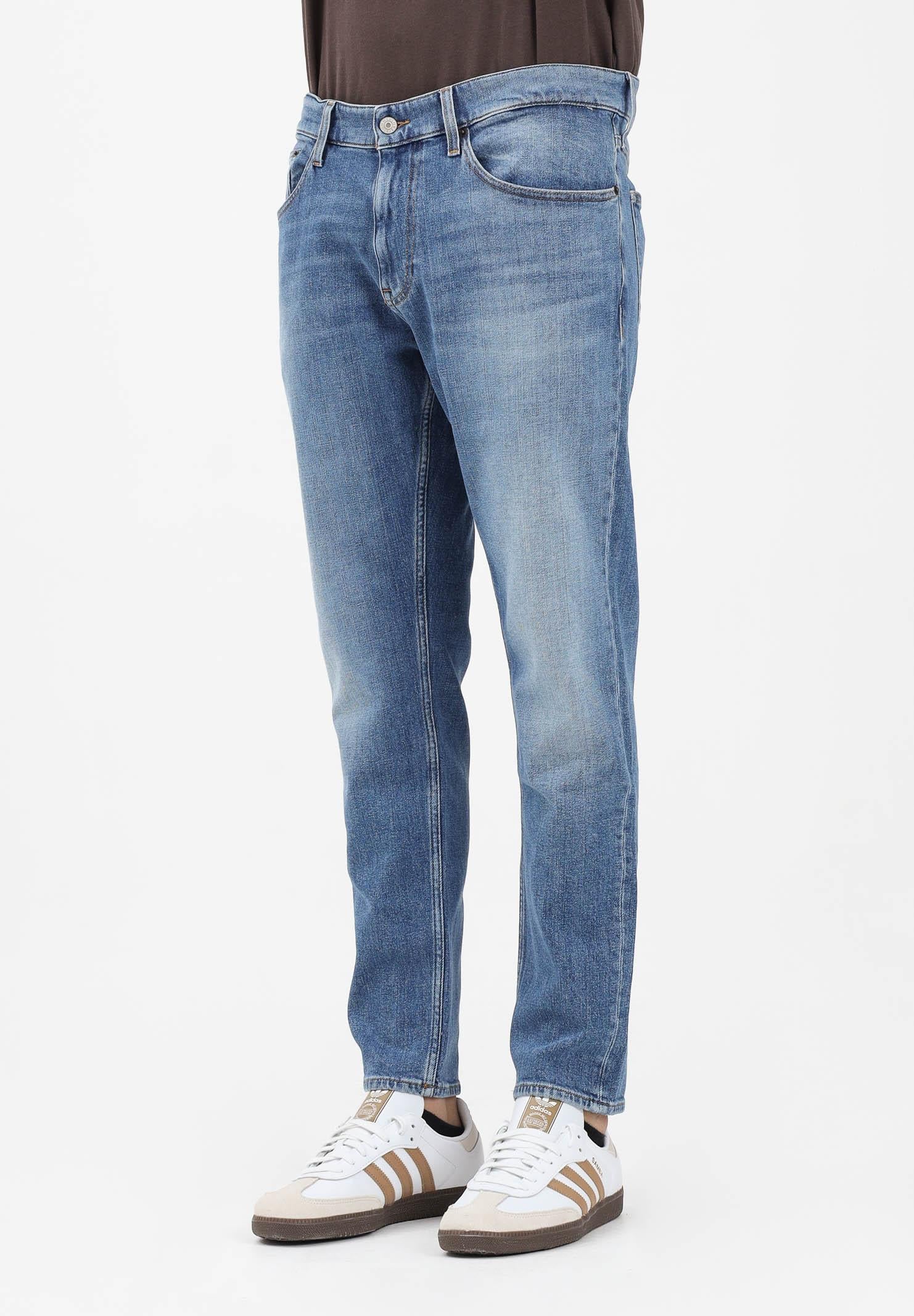 TOMMY JEANS Jeans Austin in denim sbiadito da uomo DM0DM20987 1A5 TOMMY JEANS