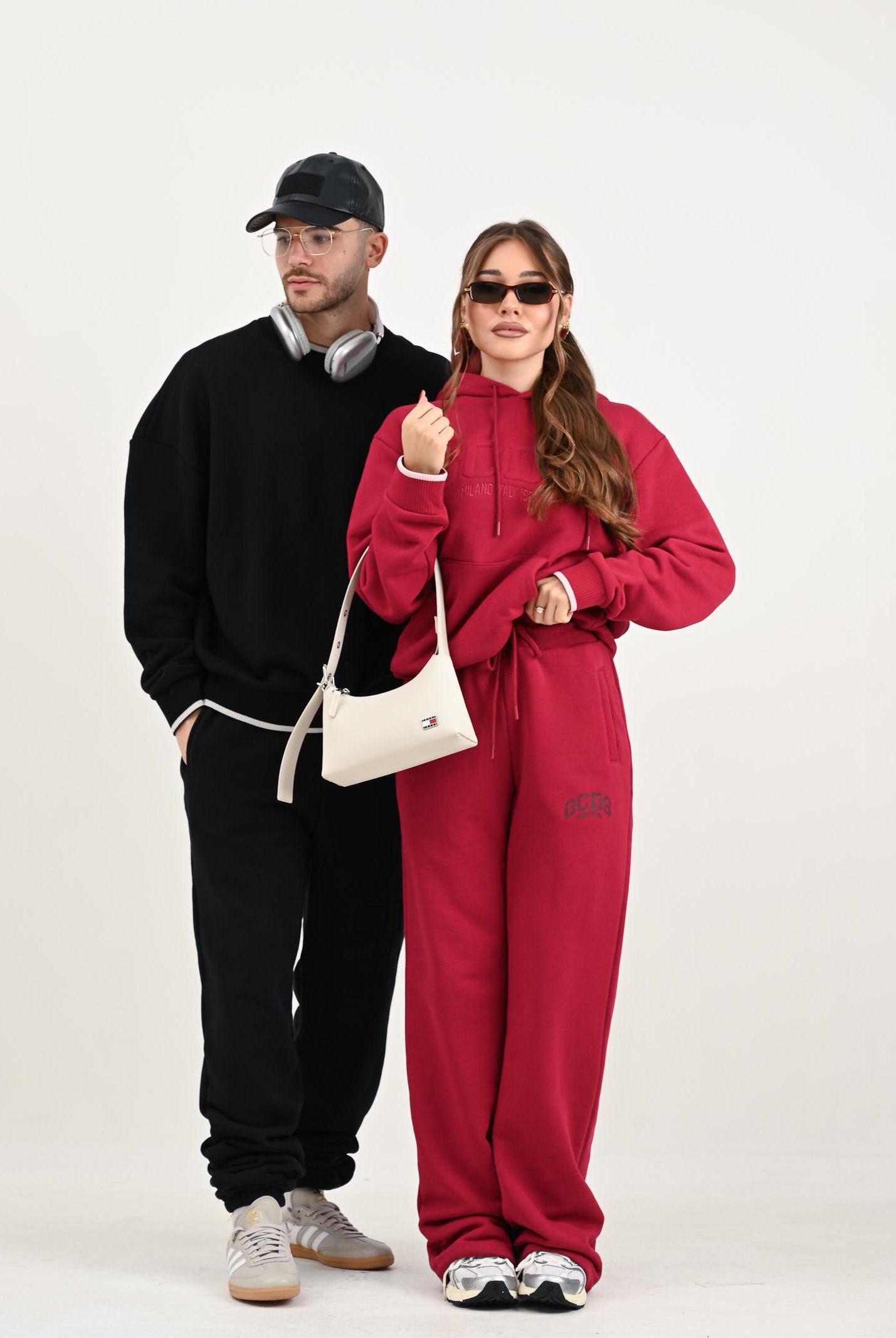 GCDS Felpa girocollo nera per uomo e donna con logo impresso B2EM1503JD1 99 GCDS