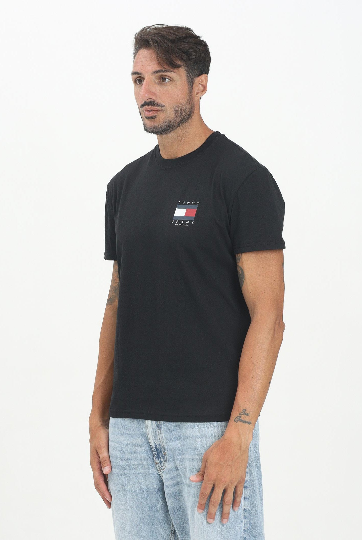 TOMMY JEANS T-shirt a manica corta nera da uomo con maxi logo DM0DM21910BDS . TOMMY JEANS