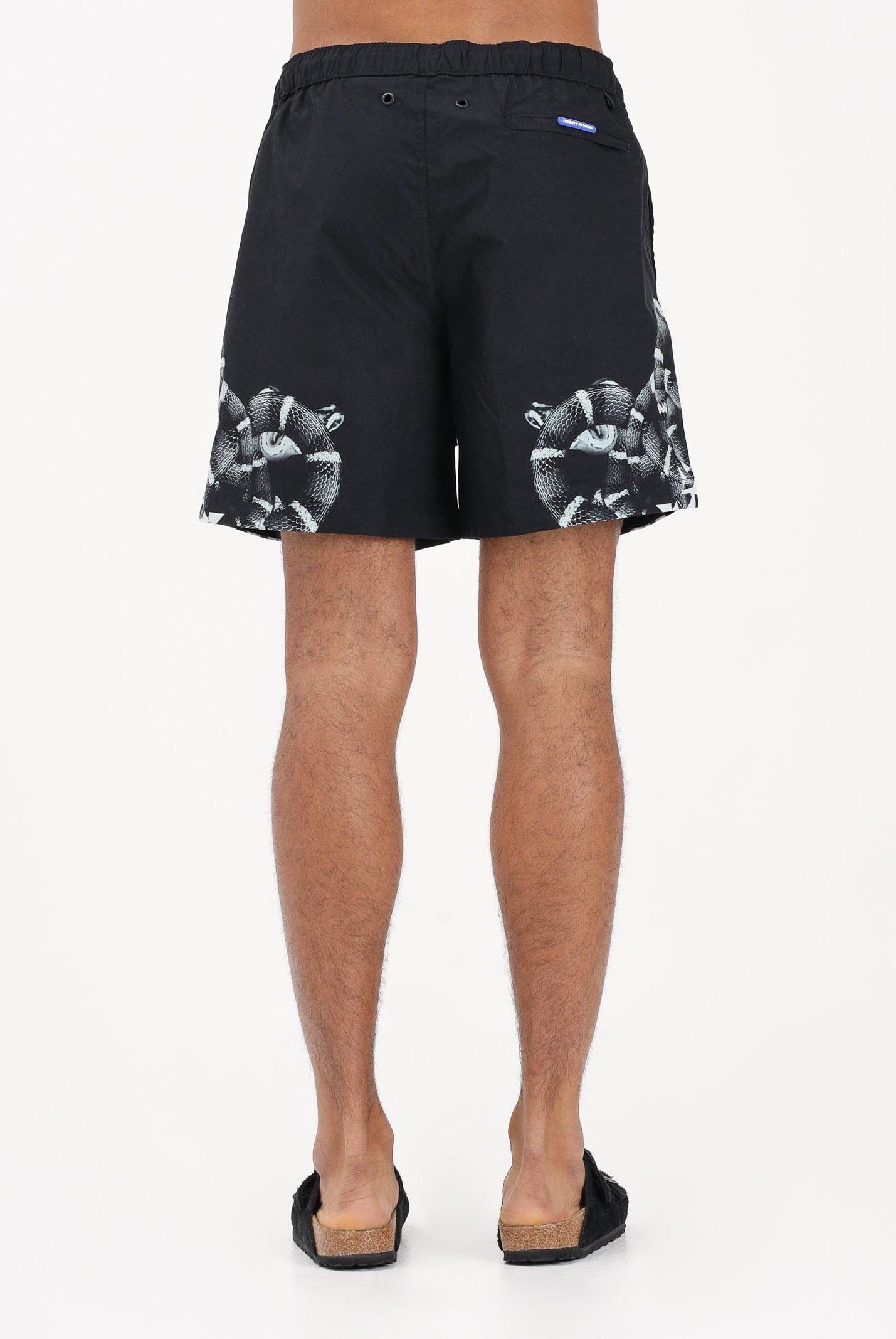 MARCELO BURLON COUNTY OF MILAN Shorts mare nero da uomo con stampa COMAS2606510934 . MARCELO BURLON COUNTY OF MILAN