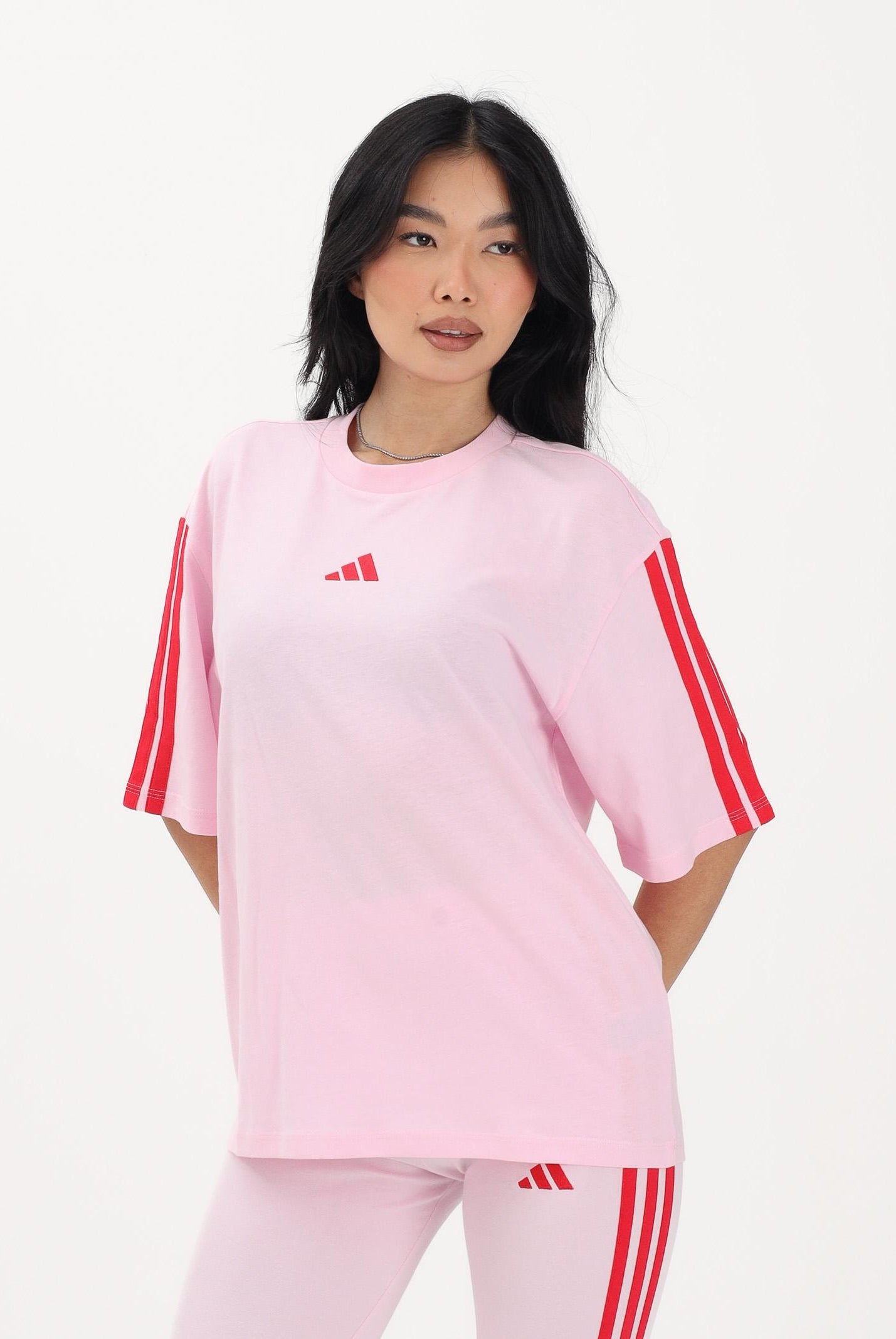 ADIDAS PERFORMANCE T-shirt a manica corta Boyfriend 3 Stripes Essentials rosa e rossa da donna KD2348 . ADIDAS PERFORMANCE