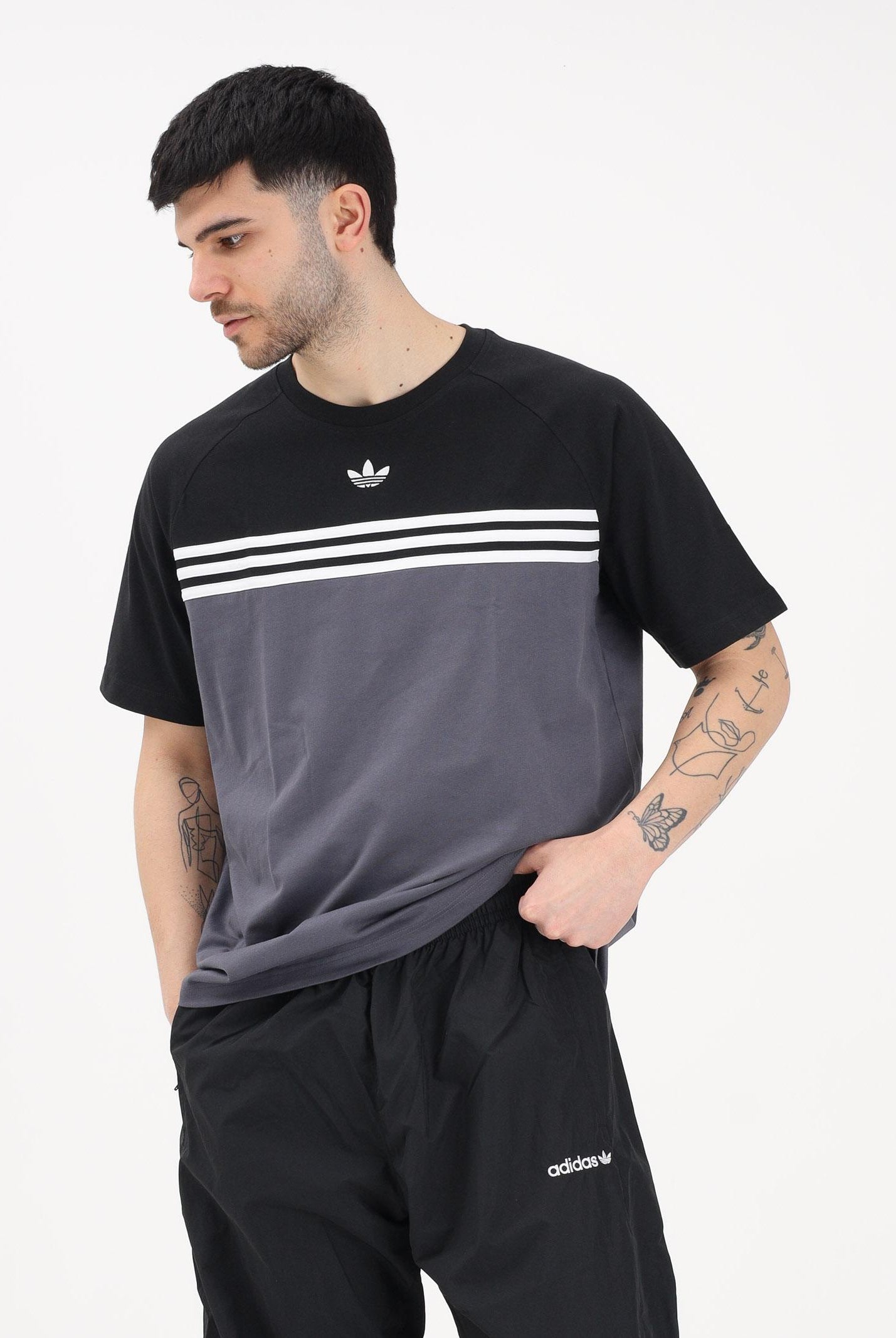 ADIDAS ORIGINALS T-shirt a manica corta CHEST STRIPES grigia e nera da uomo KE2130 . ADIDAS ORIGINALS