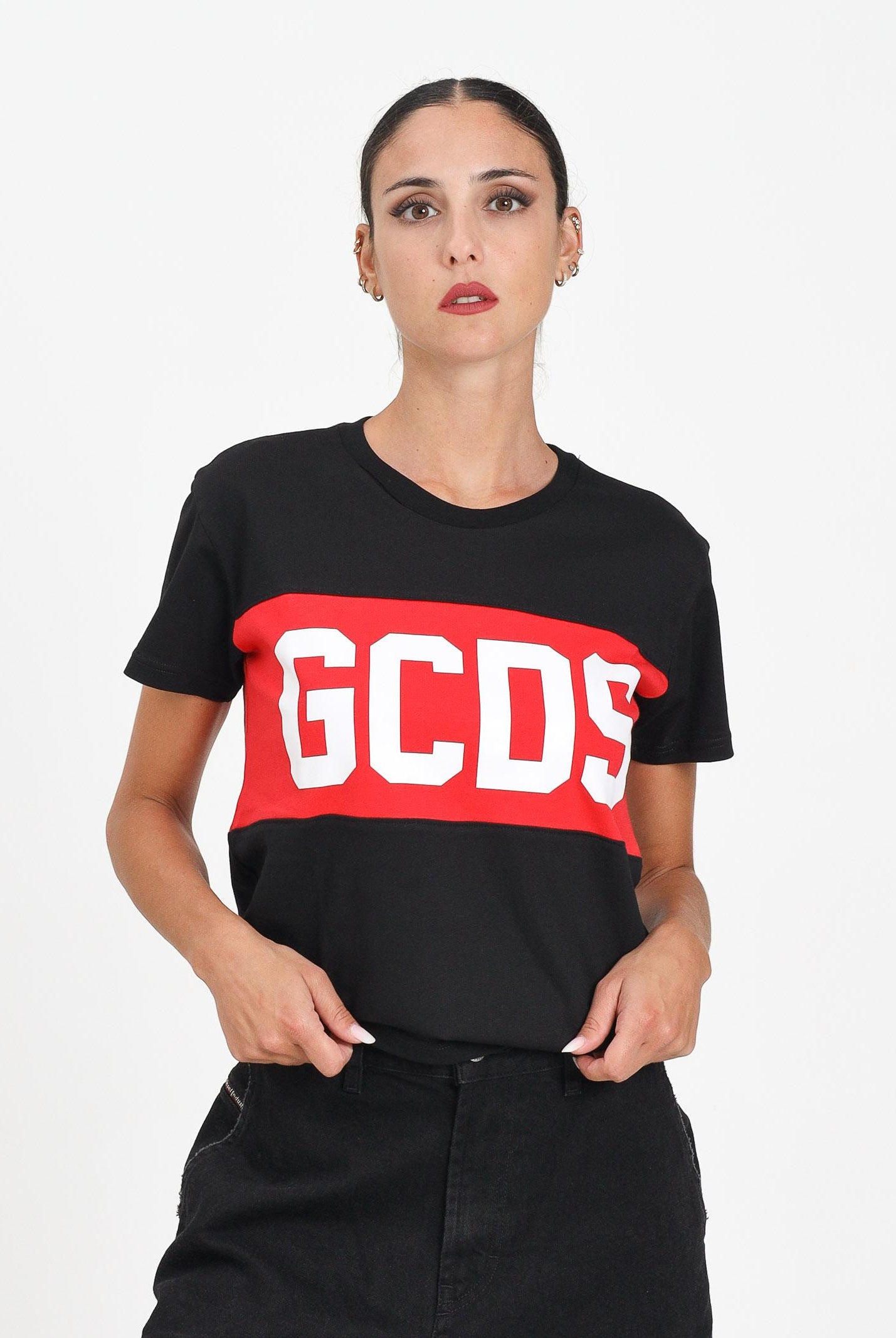 GCDS T-shirt a manica corta nera per donna, ragazzi e bambini con fascia rossa logata B2JU2329JF1 99 GCDS