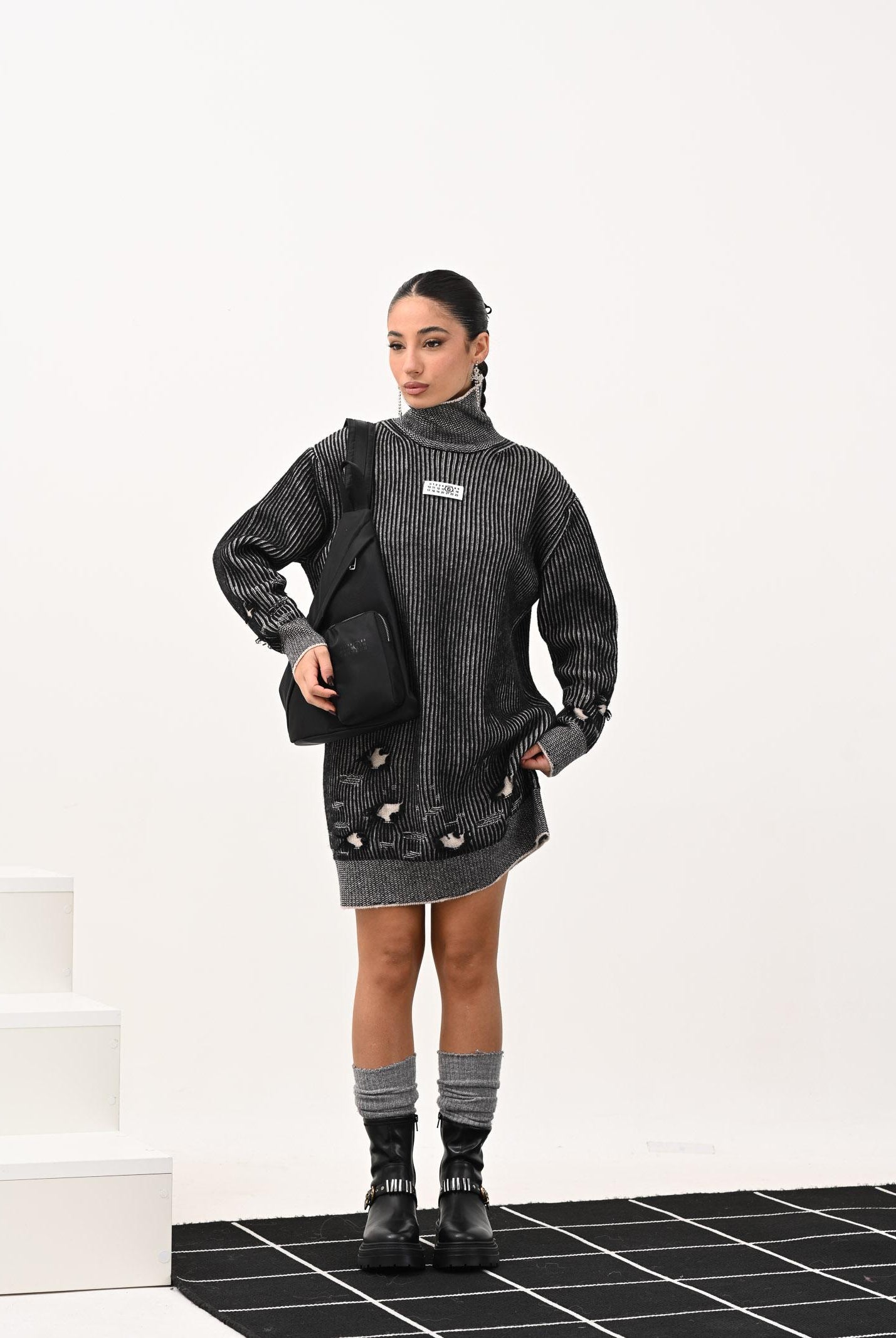 MAISON MARGIELA Abito corto nero per donna e bambina con sottili righe e patch logo M60847MM06K M6C39 MAISON MARGIELA