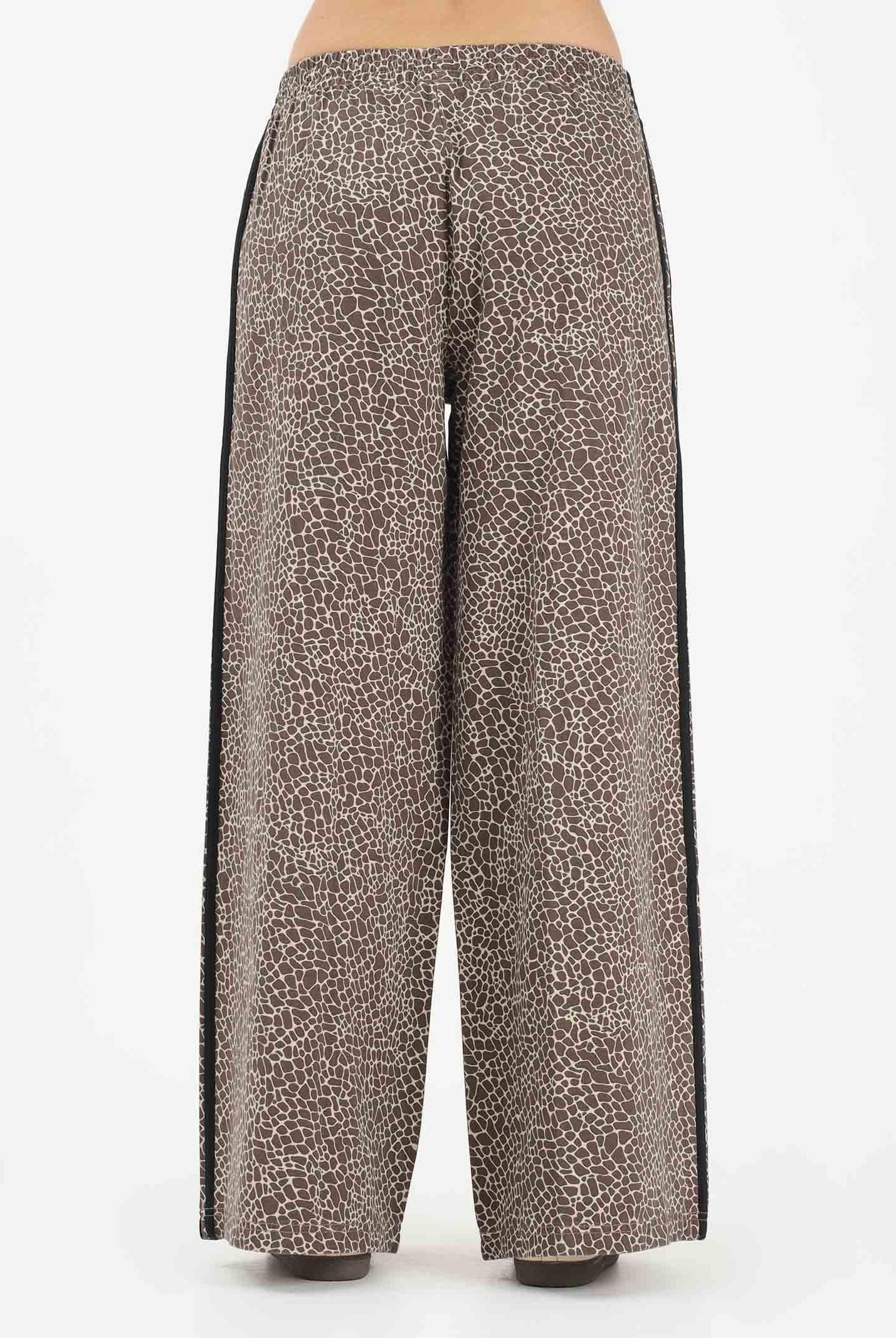 ADIDAS ORIGINALS Pantalone sportivo Firebird Oversized AOP in denim animalier da donna KD8811 . ADIDAS ORIGINALS