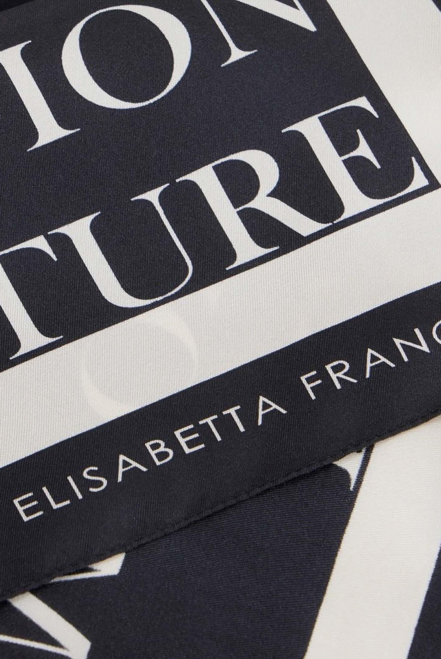 ELISABETTA FRANCHI Foulard nero e burro da donna con stampa lettering FO19F61E2 685 ELISABETTA FRANCHI